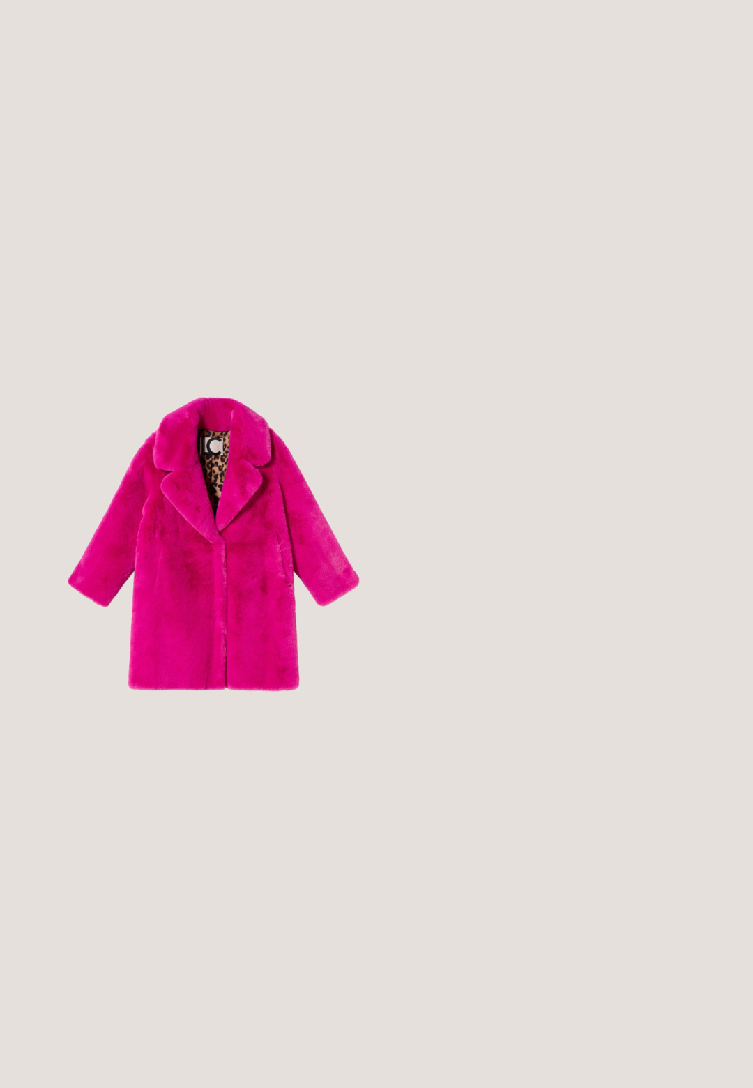 LOLA CASADEMUNT Wintermantel - fuchsia; Zwarte blouse met lange mouwen en een gedrapeerde col die is gemaakt van een gladde stof. Beschikt over een gestructureerde voorkant en subtiele versieringen op de mouwen.; Zwarte rechte broek met elastische tailleband en decoratieve knoopdetails aan de voorkant, met zijzakken en een gladde afwerking.; Kniehoge zwarte leren stiletto-laars met spitse neus. Gladde textuur, gestructureerd ontwerp en een slanke hoge hak. Geen zichtbare hardware of patronen.; Zwarte cat-eye zonnebril met donkere lenzen en rode logodetail op de pootjes, schuin geplaatst om vooraanzicht en zijaanzicht te tonen.; Zwarte leren clutch met open handvat en afneembare schouderriem, voorzien van een klein zilverkleurig AS98-logo aan de voorkant.