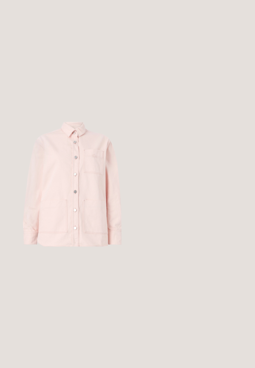 Camisa de botones rosa con cuello, dos bolsillos delanteros y cierres de botón plateados. Fabricada con una tela suave de textura lisa.; Polo color melocotón claro de manga corta con cuello, cuatro botones blancos y pequeño logo de cocodrilo bordado en el pecho izquierdo.; Falda blanca plisada con una cinturilla elástica negra que presenta el logotipo "LACOSTE". Diseño de longitud media con textura suave.; Zapatillas de ante rosa con punta redondeada, diseño de cordones, perforaciones sutiles para ventilación y suela de goma marrón clara.; Bolso de muñeca rectangular de color rosa claro con cremallera plateada y pequeño logo metálico de cocodrilo en el centro frontal.; Collar de perlas con acentos de oro, que presenta un cierre de oro y un charm decorativo de un animal en oro. Perlas lisas y redondas en un patrón uniforme.