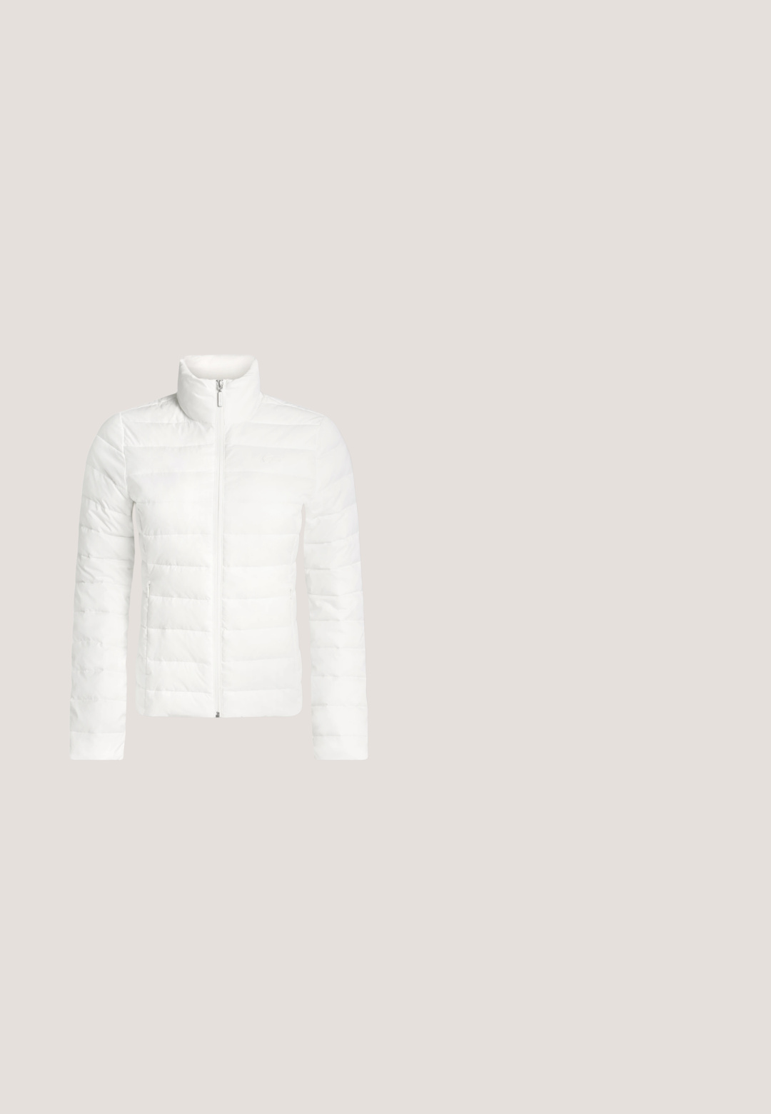 Witte doorgestikte lichte jas met volledige voorrits, opstaande kraag, lange mouwen en met rits afgesloten zijzakken.; Witte hoodie met lange mouwen, een voorzak in kangaroostijl, trekkoorden en een klein geborduurd Lacoste krokodillenlogo op de borst.; Zwart mouwloos geribbeld tanktop met een ronde hals en een klein groen Lacoste krokodillenlogo gecentreerd onder de halslijn.; Zwarte broek met brede pijpen gemaakt van zachte stof, voorzien van een elastische tailleband met trekkoord en zijnaden voor een ontspannen pasvorm.; Witte leren sneakers met een laag ontwerp, ronde neus, vetersluiting en een gouden Lacoste-logoaccent aan de zijkant.; Zwarte handtas van textuur materiaal, voorzien van twee bovenhandvatten en een afneembare schouderriem, met een zilveren logo-accent.