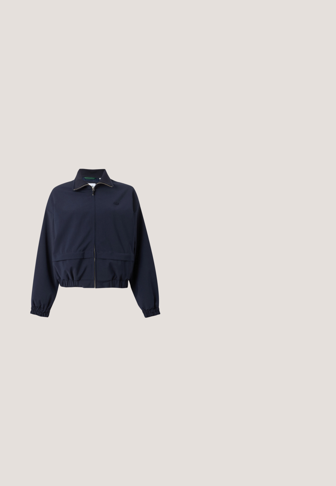 Marineblauwe lichtgewicht jas met volledige ritssluiting voor, hoge kraag, elastische manchetten en een elastische tailleband, weergegeven op een effen achtergrond.; Marineblauwe sweatshirt met een hoge kraag en kwart-rits, voorzien van lange mouwen en een ribbelzoom. Inclusief een klein groen logo op de borst.; Navyblauw katoenen t-shirtjurk met korte mouwen, ronde hals en een klein groen logo op de borst. Rechte snit, knielange ontwerp.; Witte lage sneakers met witte veters, groen krokodillenlogo aan de zijkant en 'Lacoste'-label op de zool tegen een neutrale achtergrond.; Marineblauwe tote bag met dubbele lange handvatten, ritssluiting en klein krokodillenlogo aan de voorkant in het midden tegen een witte achtergrond.; Oorbellen met gouden en zilveren druppels en haaksluitingen, met een gouden staaf verbonden aan een zilveren staaf gegraveerd met "DKNY" op een witte achtergrond.