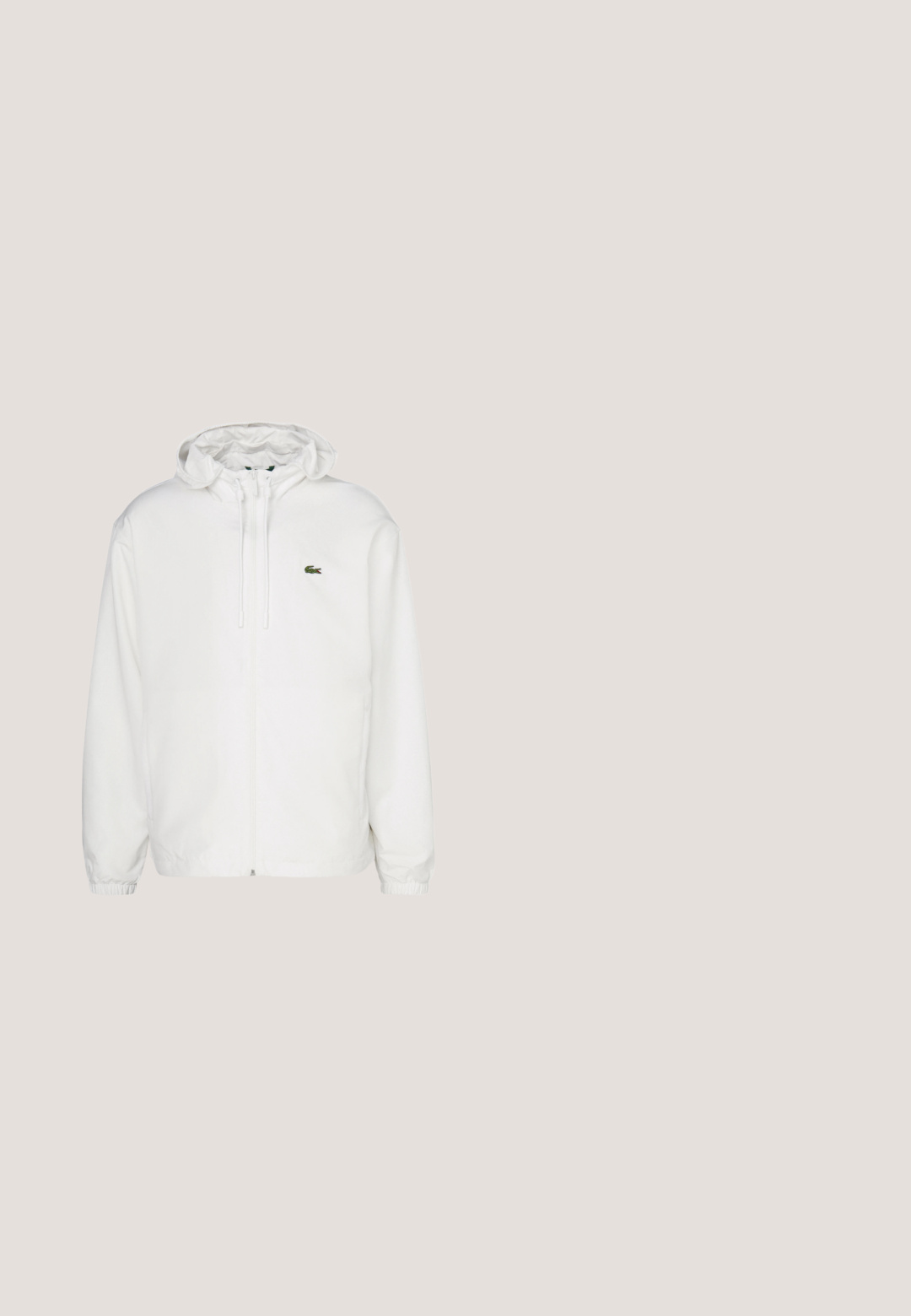 Chaqueta blanca con cremallera y capucha, con puños elásticos y cordones. Presenta un pequeño logotipo verde de Lacoste en el lado izquierdo del pecho. Textura suave.; Lacoste Jersey de punto - vert yzp; Polo blanco de manga corta con cuello y ribete en las mangas de color gris oscuro, tapeta con botones y pequeño logotipo verde de cocodrilo en el pecho.; Shorts de algodón blancos con cintura elástica. Presentan un diseño corto y un pequeño logotipo en la parte inferior de la pierna derecha.; Zapatilla deportiva blanca con parte superior de cuero suave, detalles de malla, cierre con cordones y suela de goma texturizada. Logo de Lacoste en el costado.; Bolso cruzado color marrón con una correa ajustable negra, cierre con cremallera y un pequeño logo verde de cocodrilo en la parte inferior frontal.
