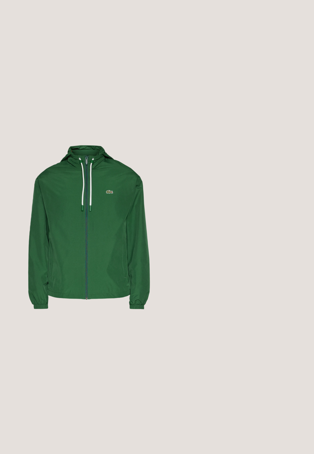 Chaqueta cortavientos verde con capucha, cremallera completa, dos bolsillos laterales, puños elásticos y un pequeño logotipo en el pecho izquierdo.; Lacoste Jersey de punto - yzp; Camiseta de algodón de manga corta en verde oscuro con cuello redondo y pequeño logo del cocodrilo de Lacoste en el pecho izquierdo.; Pantalones de chándal verdes con cintura elástica, puños ajustados y un logo elevado a lo largo del costado. Hechos de un material suave y texturizado.; Zapatilla blanca con acentos verdes, parte superior de cuero liso, punta redonda, perforaciones en el empeine y sutil branding en el costado y la parte trasera.; Pulsera de cadena de plata con un cierre de metal plano y grabado que presenta un acento verde. Los eslabones son redondeados y pulidos para un acabado suave.