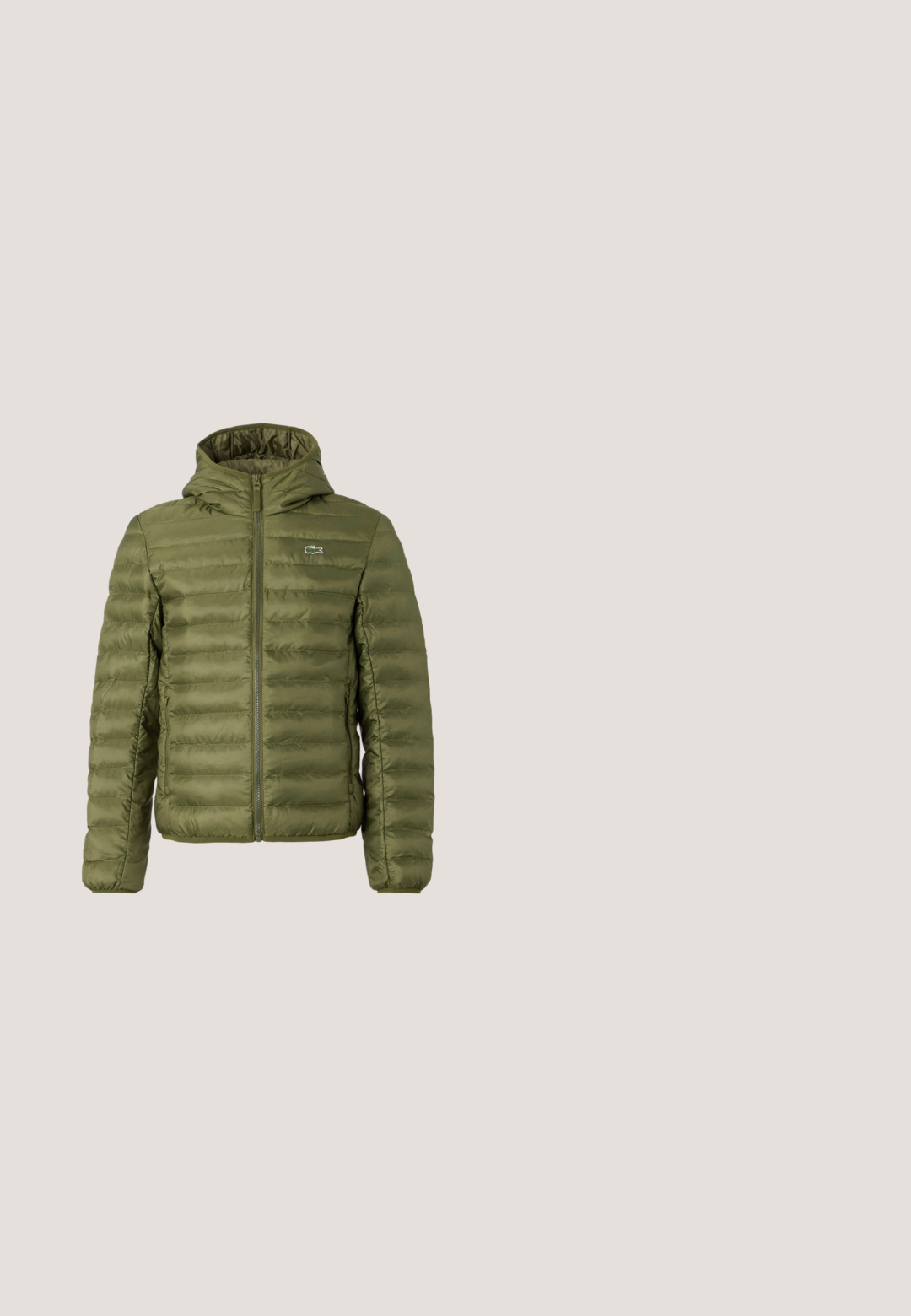 Olivgrüne gepolsterte Jacke mit Reißverschluss vorne, Kapuze und horizontaler Steppstruktur. Verfügt über ein kleines Logo auf der linken Brust und elastische Bündchen.; Schwarzer Rundhalsausschnitt-Pullover aus Baumwolle, mit gerippten Bündchen und Saum, sowie einem kleinen schwarzen Lacoste-Logo auf der Brust.; Braunes Poloshirt aus Baumwolle mit klassischem Kragen, zwei schwarzen Knöpfen und einem kleinen grünen Lacoste-Logo auf der Brust.; Navyblaue Jogginghosen mit elastischem Bund, verjüngten Bündchen und gemusterten Seitenakzenten in kontrastierenden Farben. Glattes Baumwollmischmaterial.; Weiße Leder-Sneaker mit perforierten Akzenten, flachen Schnürsenkeln und einem kleinen grünen Logo an der Seite. Gummisohle und gepolsterter Kragen für Komfort.; Schwarze Stoff-Crossbody-Tasche mit einem weißen LACOSTE-Logo-Gurt, einem oberen Reißverschluss und einem grünen gestickten Krokodil-Logo auf der Vorderseite.