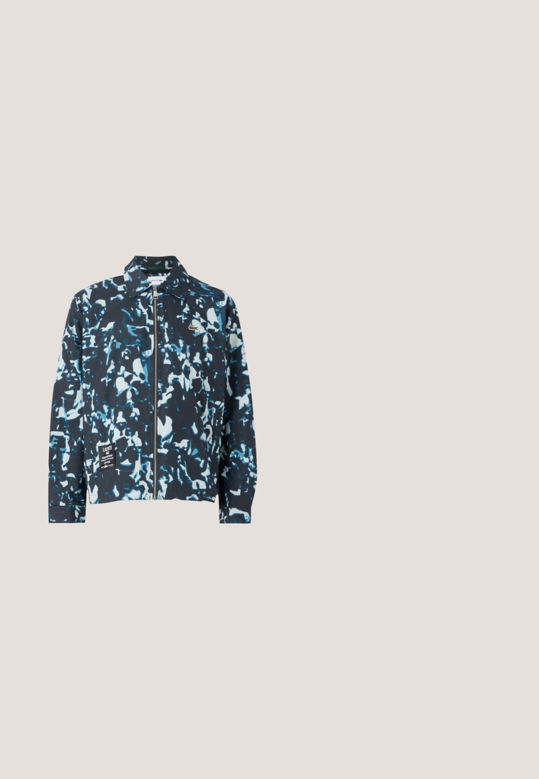 Blå og sort camouflagejakke, letvægtsstof, lynlås foran, spidse krave og et logo-patch på den nederste front. Elastiske manchetter og kant.; Mørkeblå sweatshirt med lyseblå ribbet krave, manchetter og kant, med lille hvid "BOSS"-logo centreret på brystet.; Hvid T-shirt med korte ærmer med blå, grønne og hvide havbølger og teksten "HUGO" centreret på forsiden.; Marineblå bukser med lige snit, der har knaplukning, plisseringer foran og elastisk talje for komfort. Glat tekstur.; Lysebrun ruskinds Chelsea-støvle med elastiske sidepaneler, træk-flap ved hælen og gummisål.; Sort rektangulær toilettaske med netlomme foran, sidelomme og lynlåslukning på hvid baggrund.