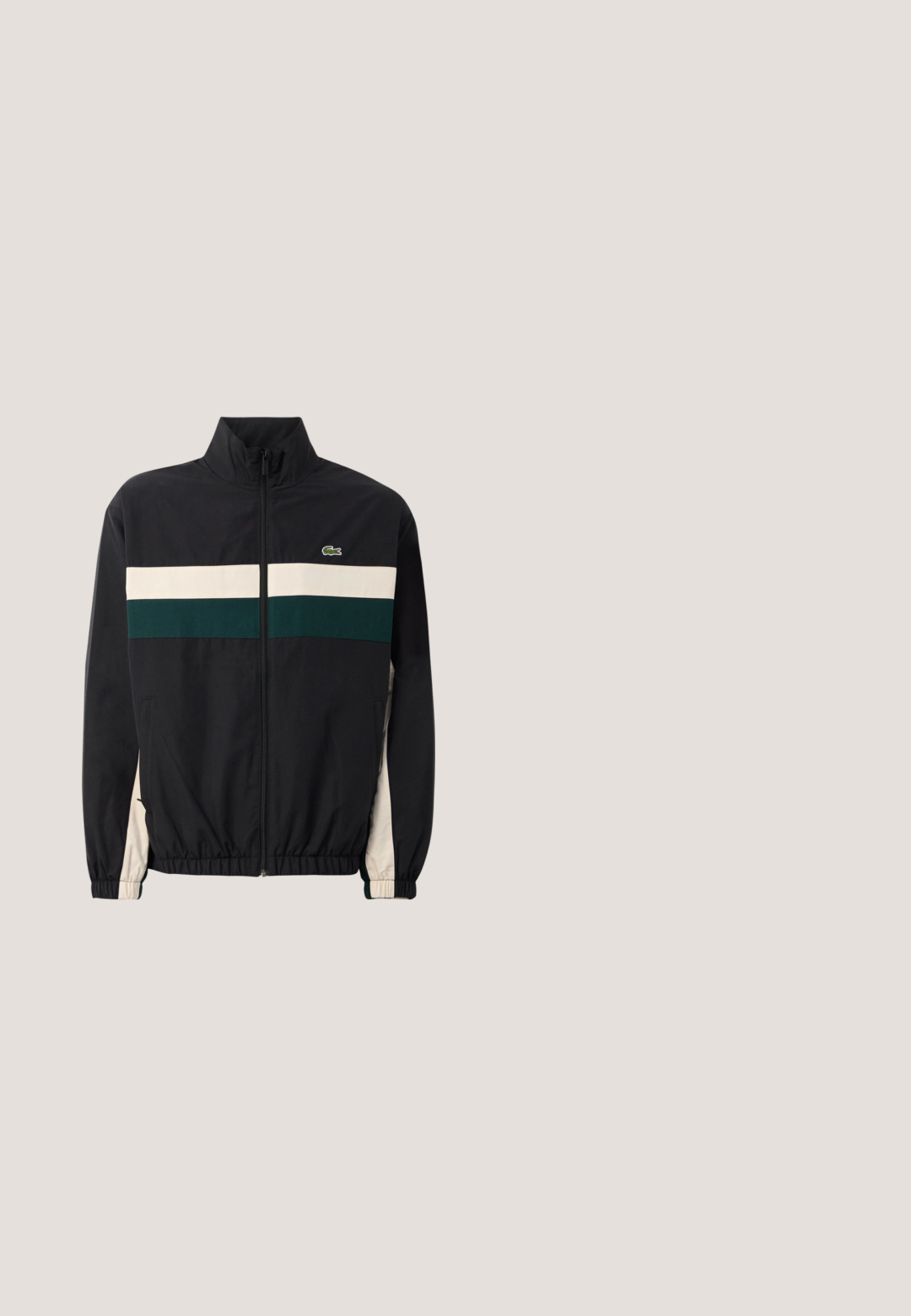 Chaqueta negra con cuello alto, con rayas horizontales verde y crema. El material parece ligero; incluye puños elásticos y un logotipo.; Camiseta de manga corta azul marino con el texto y logo "Lacoste Roland Garros Club" en el pecho y un pequeño logo circular cerca del dobladillo.; Pantalones negros ajustados con un diseño de pierna recta, hechos de una tela suave. Las características incluyen un frente plano y una cinturilla de altura media.; Zapatilla deportiva negra y gris con paneles de malla, diseño de cordones, suela gruesa y un pequeño logo de cocodrilo en el costado.; Gafas de sol negras con montura rectangular redondeada, lentes verdes, acabado mate y un sutil detalle del logo en las patillas.; Bolso de hombro rectangular azul marino hecho de material sintético texturizado, con un bolsillo delantero con cremallera y un logo verde de Lacoste.