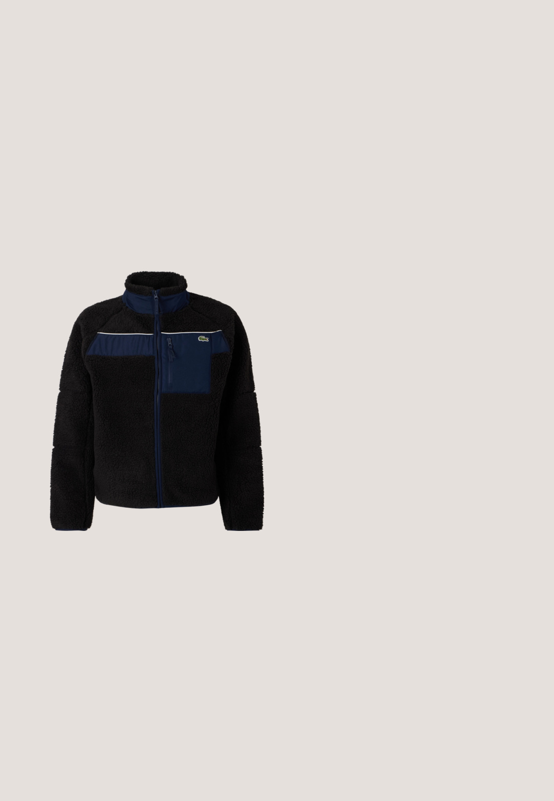 Zwarte fleece jas met marineblauwe accenten, hoge kraag, een ritssluiting op de borst en witte piping over de borst. Gestructureerde, warme stof.; Zwarte crewneck sweatshirt gemaakt van zacht materiaal, met een klein wit en rood logo op de linkerkant van de borst en geribde manchetten en onderrand.; Ellesse DUOMO TEE - T-shirt print - black; Zwarte trainingsbroek met een elastische tailleband, verengde enkels en een klein rood en blauw logo op de linkerdij. Zachte stof textuur.; Zwartgrijze sportschoen met gestructureerde zool, bovenwerk van mesh en synthetisch materiaal, vetersluiting en zilveren krokodillenlogo aan de zijkant.; Zwarte nylon heuptas met een gladde textuur, ritssluiting en klein groen Lacoste krokodillenlogo aan de voorkant. Ontworpen voor lichtgewicht draagcomfort.