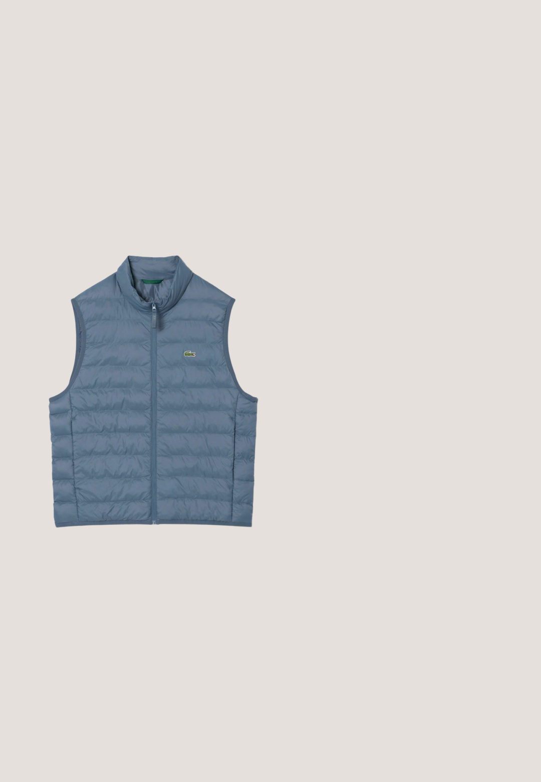 Chaleco azul acolchado sin mangas con cremallera frontal y pequeño logo de cocodrilo verde en el pecho.; Suéter ligero negro con cuello de media cremallera, con puños y dobladillo acanalados, que presenta un pequeño logo verde en el pecho.; Polo blanco de manga corta Lacoste con sutil patrón geométrico, dos botones, cuello de canalé con rayas grises y logo de cocodrilo verde en el pecho.; Pantalones de chándal negros con cinturilla elástica, diseño de pierna recta, detalles de costura sutiles y un pequeño logo verde como acento.; Zapatilla negra de corte bajo con detalles perforados, cordones negros y logotipo verde de cocodrilo en el lateral.; Bolso bandolera negro con un patrón geométrico. Hecho de material texturizado, con un panel superior liso y correa ajustable.