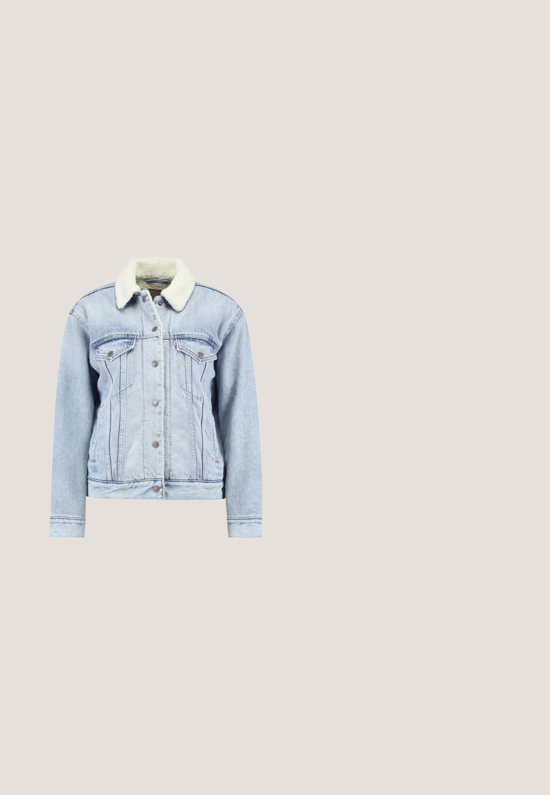 Lys blå denimjakke med krave i faux shearling, knaplukning foran, to brystlommer og en let cropped pasform. Klassisk design.; Sort striktrøje kjole med lange ærmer, V-hals og blonderdetaljer ved udskæringen. Ribbet tekstur med sideslids ved kanten.; Sorte ruskinds sneakers med hvide accenter og snørebånd, der har en tyk hvid sål og kontrasterende syninger, parret med en hvid sok.; Sorte katteøje solbriller med mørkegrå linser, slankt plastisk stel, spidse hjørner og lige stænger. Ingen synlig hardware eller dekorationer.; Sølvøreringe med et minimalistisk design. Cirkulær form, glat tekstur og tynd profil. Letvægtige med en poleret overflade.; Hvid læderbælte med en rektangulær sølvmetalspænde og en pig, der har en glat overflade og et minimalistisk design.