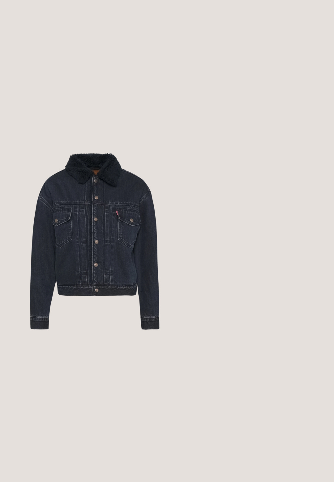 Levi's® NEW HERITAGE  - Spijkerjas - deep dark; Zwarte korte mouwen jurk met de tekst "PANTHER" in luipaardprint en een zwarte panter afbeelding boven de letters aan de voorkant.; Zwarte high-top sneaker met witte veters en rubberen zool. Heeft een gladde leren textuur en witte stiksels.; Zwarte cat-eye zonnebril met een matte afwerking, voorzien van grijs getinte glazen, scherpe hoeken en slanke zijarmen. Merkennaam zichtbaar op de binnenarm.; Zwarte stoffen schoudertas met een gedraaide handgreep, een afneembare schouderband en een ritssluiting aan de bovenkant. Gladde textuur en minimalistisch design.; Gelaagde zilveren ketting met twee schakels; de ene met een ronde hanger en de andere met een druppelvormige kristal.