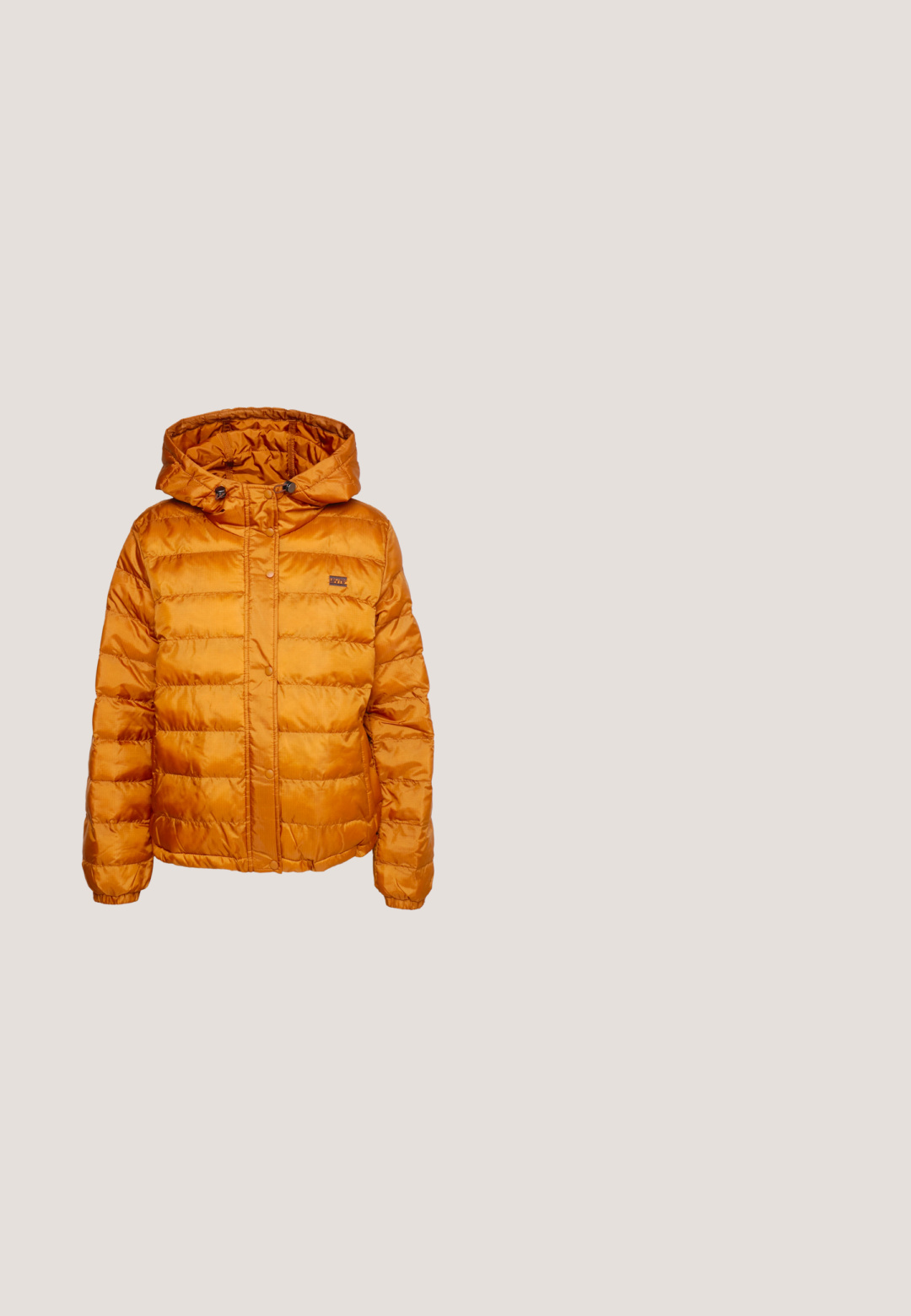 Orangene Daunenjacke mit Kapuze, aus glänzendem, gesteppetem Material. Mit Druckknopfverschluss und kleinem Logo auf der Brust.; Schwarze Kapuzenjacke mit einer vorderen Tasche, Kordelzugkapuze und einem kleinen bunten Logo auf der Brust. Hergestellt aus glattem, weichem Stoff mit gerippten Bündchen.; Schwarzes Baumwoll-T-Shirt mit Rundhalsausschnitt und kurzen Ärmeln. Verfügt über eine Brusttasche mit einem roten Herz-Logo und weißem Text.; Schwarze hochgeschnittene weite Jeans mit Knopf- und Reißverschluss vorne, Gürtelschlaufen und zwei Vordertaschen auf weißem Hintergrund.; Person, die schwarz-weiße Vans-Sneaker mit weißen Schnürsenkeln, weißen Socken und beigen Hosen mit elastischen Bündchen trägt.; Silberne Creolen mit glänzender Oberfläche, die eine kreisrunde Form haben und mit einem schwenkbaren Verschluss ausgestattet sind. Glatte Textur mit minimalen Details.