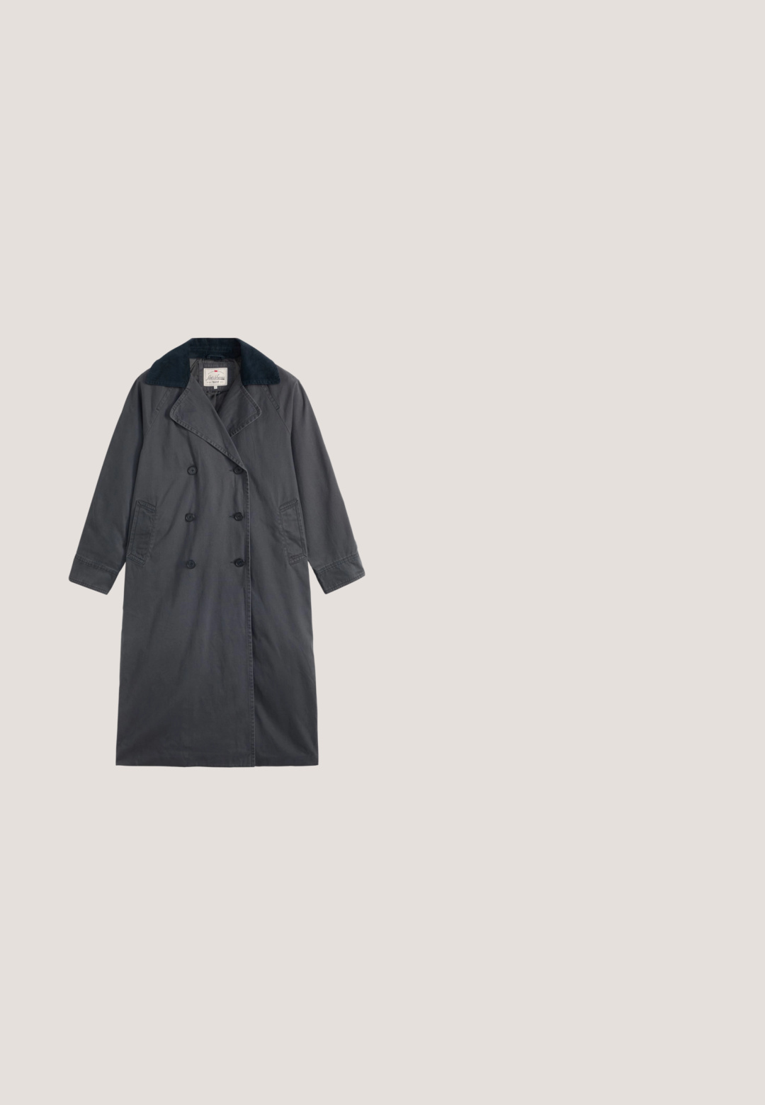 Mørkegrå trenchcoat med dobbeltradet design, stor klapkrave i marineblå, sidelommer og lange ærmer.; Hvid T-shirt med korte ærmer og rund hals med lille rødt Guess-logo i trekant på venstre bryst mod en ensfarvet baggrund.; Hvide denim jeans med lige ben, fem-lommestil og kobberdetaljer. Rå kantfinish ved anklerne.; Hvide lærreds sneakers med en gummisål i karamel. Rund tå, snørebåndslukning og syninger langs sålen for ekstra detalje.; Hvid stofnetpose med sort og grøn abstrakt blomsterprint og et enkelt bredt håndtag.; Par af små sølv- og guldhjerteformede ørestikker på en ensfarvet baggrund.