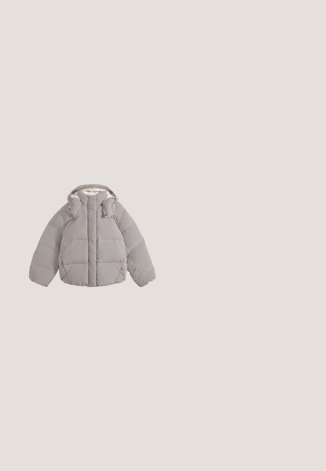 Daunenjacke mit abnehmbarer Kapuze, mit kleinem schwarz-weiß kariertem Muster und Seitentaschen.; Beiges Sweatshirt mit Rundhalsausschnitt, langen Ärmeln sowie gerippten Bündchen und Saum, mit kleinem Logo auf der linken Brust.; Cremefarbenes T-Shirt mit kurzen Ärmeln mit einem kleinen braunen Dackel und dem Textlogo "Levi's" mittig auf der Brust.; Dunkelblaue, hoch taillierte, gerade geschnittene Jeans aus Denim mit vorderem Knopf, Reißverschluss und sichtbaren Nähten an Taschen und Säumen.; Beige Wildleder-Ankle-Boot mit dicker Gummisohle, dekorativen Nähten, einer Schlaufe zum Ziehen und weichem Futter, das am oberen Rand sichtbar ist.; Braune Wildlederhandtasche mit einem cremefarbenen Kunstfellbesatz und einem geflochtenen Griff. Verfügt über ein dreieckiges Logo auf der Vorderseite und einen Reißverschluss.
