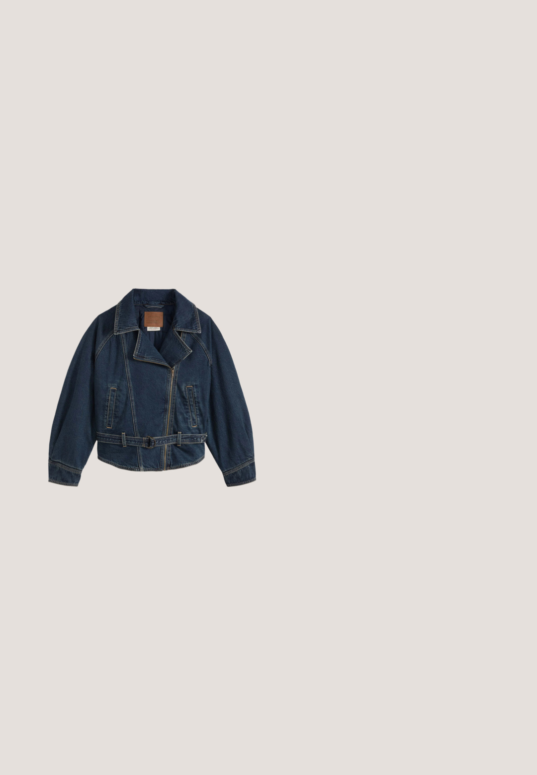 Donkerblauwe spijkerjas met brede kraag, ritssluiting, zijzakken en een riem in de taille, plat liggend op een grijze achtergrond.; Poloshirt met lange mouwen met witte en blauwe horizontale strepen, drie knopen aan de voorkant, witte kraag en geel Levi's-logo op de borst.; Witte Levi's T-shirt met korte mouwen met een afbeelding van blauwe cowboylaarzen en "LEVI'S 1873" gedrukt op de borst.; Donkerblauwe high-waist rechte jeans met knoop- en ritsluiting, voor- en achterzakken, weergegeven op een witte achtergrond.; Lage suède sneaker in blauw met rood "V" logo aan de zijkant, gumzool, vetersluiting en zwarte binnenvoering tegen een effen achtergrond.; Grote marineblauwe corduroy tote tas met twee handvatten, beige logo patch en een rood-wit gevlochten koordaccessoire aan de zijkant.