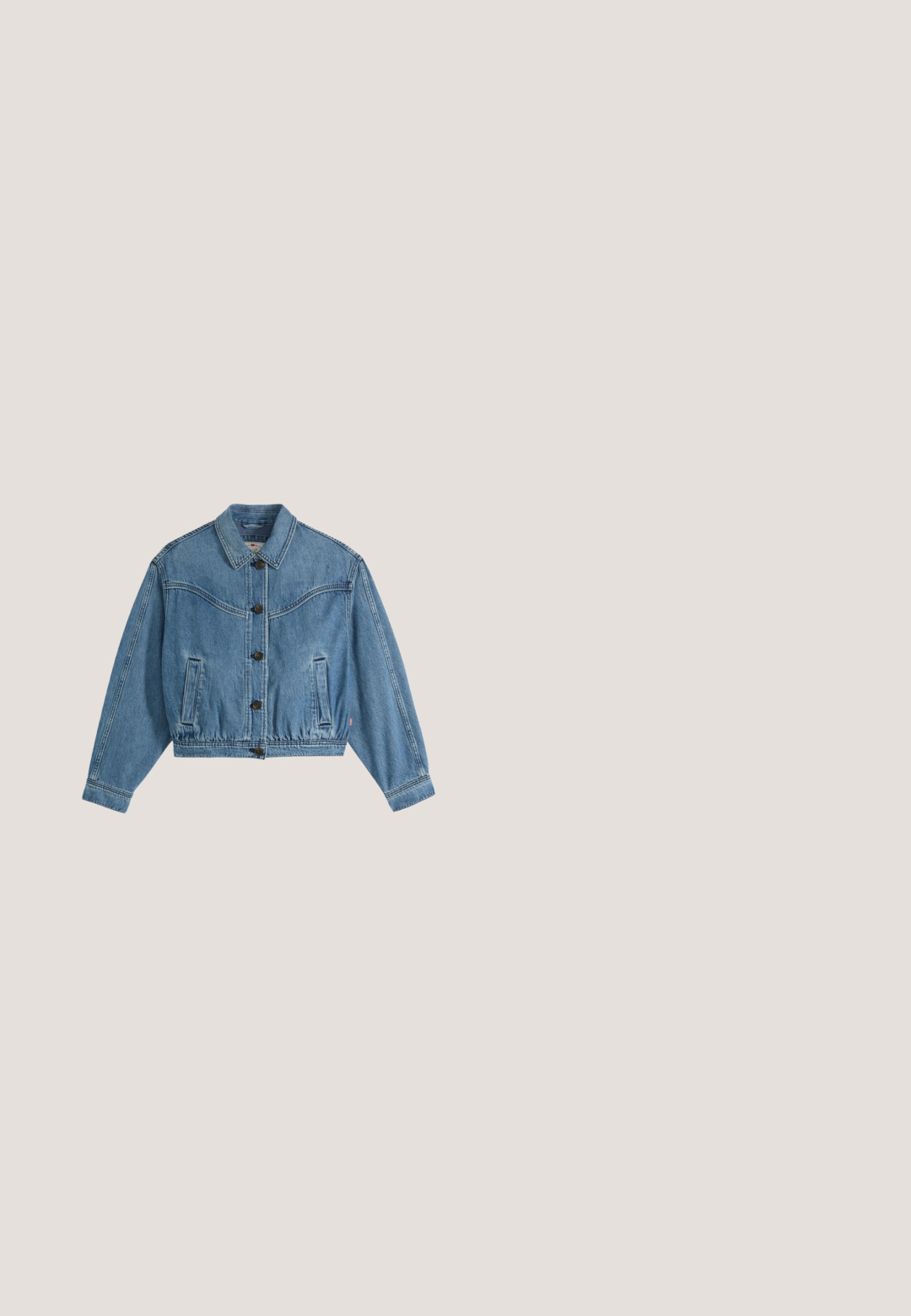 Blauwe spijkerjas met kraag, knoopsluiting aan de voorkant, lange mouwen, twee voorzakken en zichtbare stikseldetails.; Poloshirt met lange mouwen met witte en blauwe horizontale strepen, drie knopen aan de voorkant, witte kraag en geel Levi's-logo op de borst.; Marineblauw-wit horizontaal gestreept shirt met lange mouwen, ronde hals en een klein Levi’s-logo op de linkerborst.; Donkerblauwe jeans van denim, met een recht model, vijf-pocketstijl en stiksels met een knoopsluiting.; Low-top sneaker in muntgroen suède met crèmekleurige veters en strepen, bruine zool en het "GANT"-logo aan de zijkant.; Grote blauwe stoffen tas met donkerdere bloemenpatronen en dubbele handvatten tegen een effen lichte achtergrond.