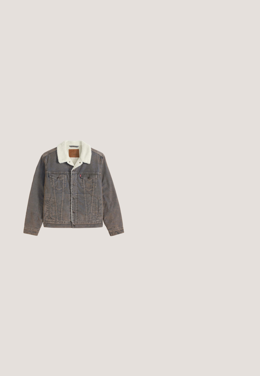 Bruine spijkerjas met witte sherpa voering en kraag, knoopsluiting aan de voorkant, borstflappenzakken en zijzakken voor de handen.; Bruine trui met lange mouwen, een kraag met halve rits en een klein borstzakje met rits, weergegeven op een effen lichte achtergrond.; Bruine katoenen t-shirt met ronde hals, korte mouwen en een discreet geborduurd logo op de linkerborst. Soepele structuur, relaxte pasvorm.; Lichtbruine corduroy broek in een wijd model, met een knoop- en ritssluiting, vijf zakken en een zachte, ribbeltextuur.; Bruine leren veterschoen tot de enkel met een dikke robuuste zool en metalen oogjes, zijaanzicht op een effen lichtgrijze achtergrond.; Rechthoekige pouches van bruin suède met zwarte leren afwerking en ritssluiting, met een zwart label met de tekst "Karl Lagerfeld 21 Rue St-Guillaume Paris".