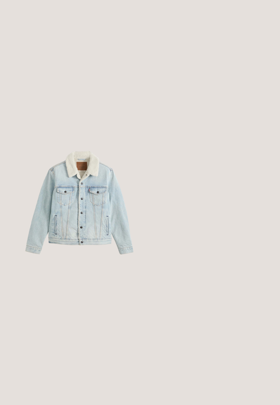 Veste en denim bleu clair avec col sherpa blanc, fermeture à boutons, deux poches poitrine à rabat et poches latérales fendues visibles.; Pull en polaire bordeaux avec une fermeture éclair au quart, col montant, manches longues et ourlet à cordon réglable.; T-shirt en coton bleu à col rond avec manches courtes, texture lisse, et un petit logo Levi's rouge sur le haut à gauche de la poitrine.; Jeans en denim bleu avec une coupe droite, dotés d'un effet délavé, de cinq poches, d'une fermeture à bouton métallique et d'une légère texture abîmée.; Bottine en cuir marron à lacets avec semelle beige et col rembourré, conçue pour un usage étanche.; Sac messager Lacoste bleu marine avec bandoulière réglable et écusson logo sur le rabat avant, sur un fond clair uni.