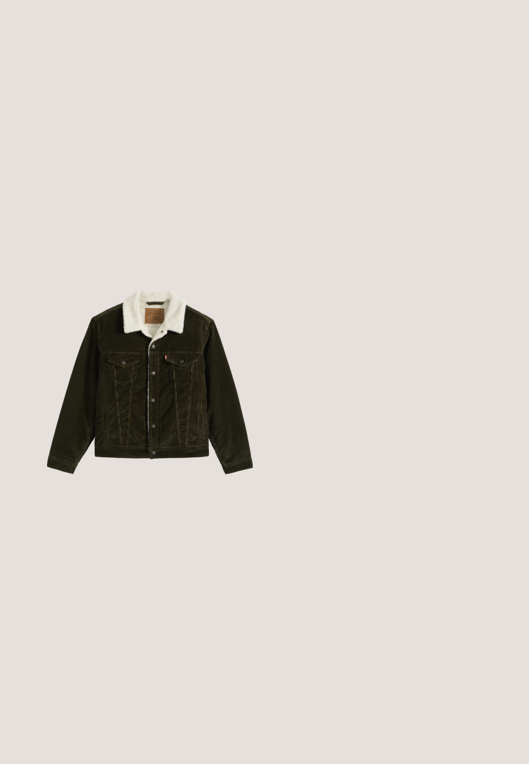 Veste en velours côtelé vert foncé avec col en polaire blanche, fermeture à boutons, deux poches poitrine avec rabats et poches latérales sur fond uni.; Pull à col rond en maille bordeaux à manches longues avec poignets et ourlet côtelés, arborant un petit logo Levi's rouge et blanc sur la poitrine.; T-shirt en coton vert avec un col rond, des manches courtes et un petit logo rouge Levi's sur la poitrine gauche. Texture douce, coupe standard.; Jeans en denim noirs à jambes droites avec cinq poches, fermeture à bouton et rivets cuivrés, posés à plat sur un fond blanc.; Bottes noires à lacets en matériau texturé, présentant des lacets verts et une semelle en caoutchouc blanche. Portées avec un pantalon en velours côtelé vert olive.; Sac messager noir Lacoste avec rabat avant et bandoulière réglable, avec logo crocodile blanc et texte "Lacoste Paris".