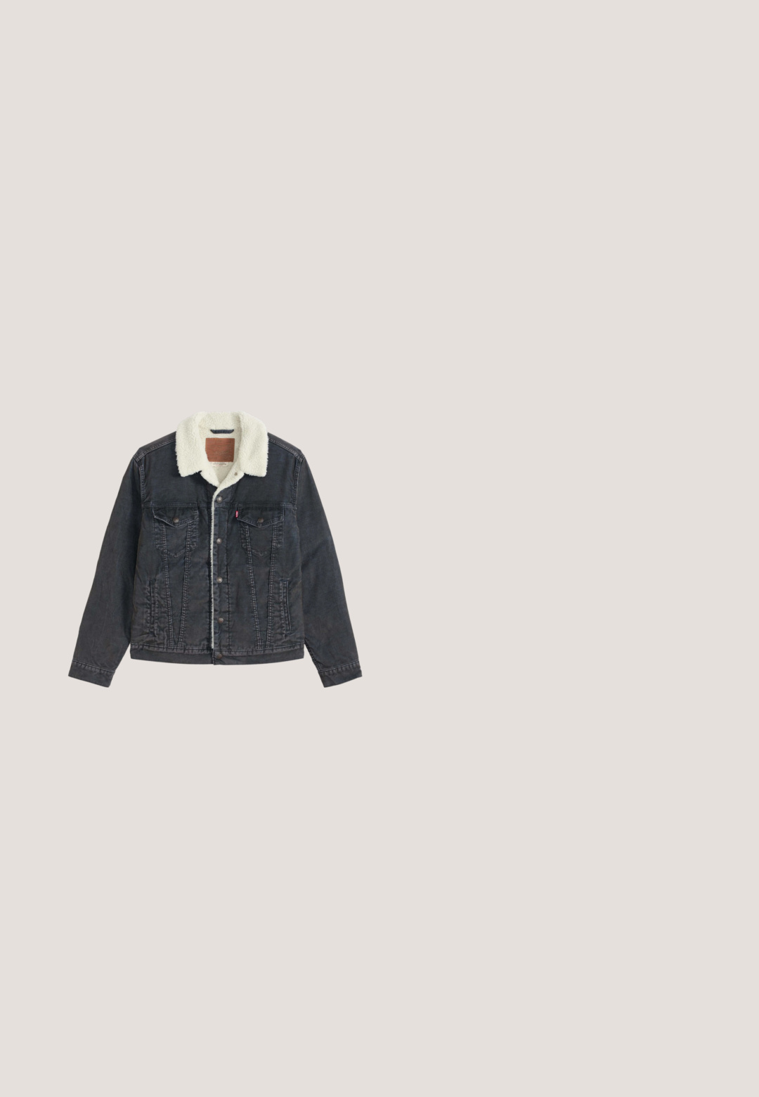 Schwarze Jeansjacke mit weißem Sherpa-Futter und Kragen, Knopfleiste vorne, zwei Brustklappen und Seitentaschen, flach auf hellem Hintergrund liegend.; Langärmliger, bordeauxroter, gestrickter Rundhalspullover mit gerippten Bündchen und Saum, versehen mit einem kleinen rot-weißen Levi's-Logo auf der Brust.; Schwarzes Karodhemd mit langen Ärmeln, zwei Fronttaschen und weißen Knöpfen. Hergestellt aus einem weichen Stoff mit subtiler Textur.; Mann trägt graue Slim-Fit-Jeans, weiße Sneaker mit schwarzen Streifen und ein dunkelblaues kurzärmeliges Hemd, steht mit einer Hand in der Tasche.; Schwarze Lederschuhe mit runder Zehenform und Schnürsenkeln, mit strukturiertem Obermaterial und Gummisohle, kombiniert mit hellblauen Jeans aus Denim.; Schwarze Umhängetasche mit vorderer Reißverschlusstasche, strukturierter Oberfläche und verstellbarem Riemen, die vor einem schlichten hellen Hintergrund hängt.