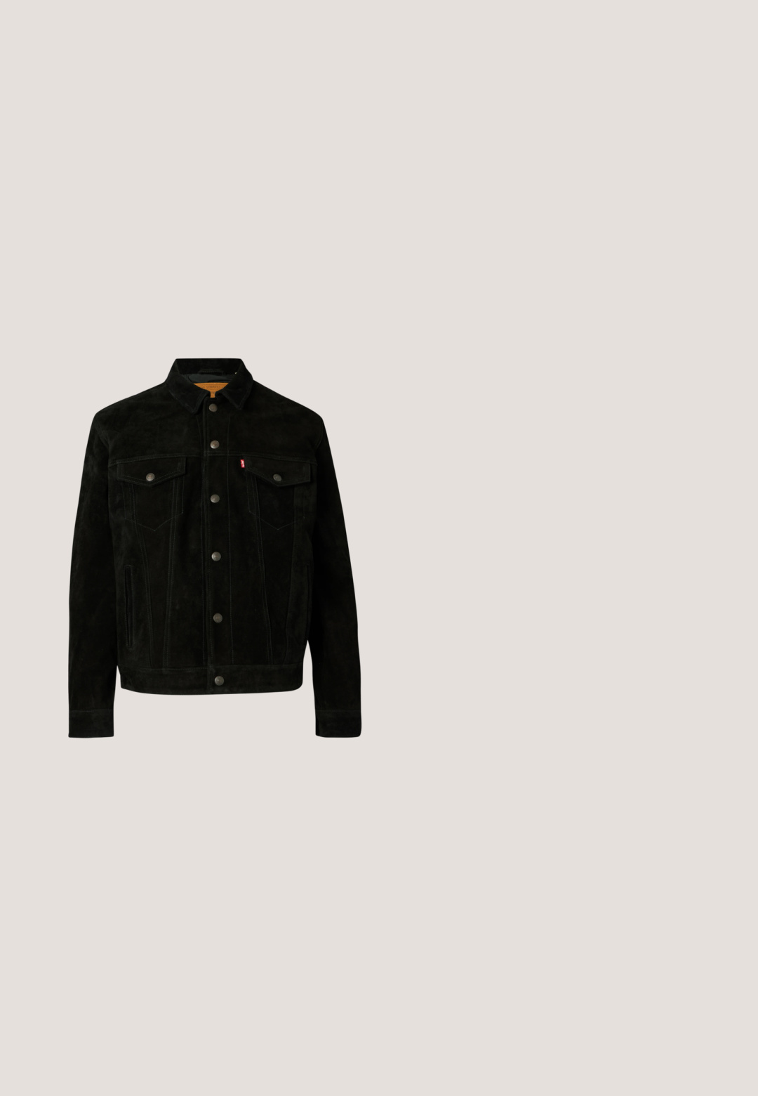 Chaqueta de ante negra con cuello tipo solapa, cuatro bolsillos frontales y costuras en contraste. Presenta cierres de botón y un diseño clásico.; Cárdigan crema con cuello en V, cinco botones de madera en la parte delantera, puños y borde acanalados; textura suave y marca sutil en la parte inferior.; Camiseta de manga corta color marrón oscuro con cuello redondo, con un pequeño estampado blanco con el texto "SAMSOE SAMSOE" en el pecho izquierdo.; Pantalones cortos de denim gris con bolsillos delanteros, trabillas para cinturón, cierre de botón y un diseño simple de costura sobre un fondo blanco.; Botín negro de piel con superficie lisa, punta redondeada y un motivo de ballena acentuado en oro en el tacón. Diseño minimalista.; Cinturón de cuero negro con un acabado texturizado, que cuenta con una hebilla rectangular plateada y una presilla para asegurar el extremo. Diseño sencillo y funcional.