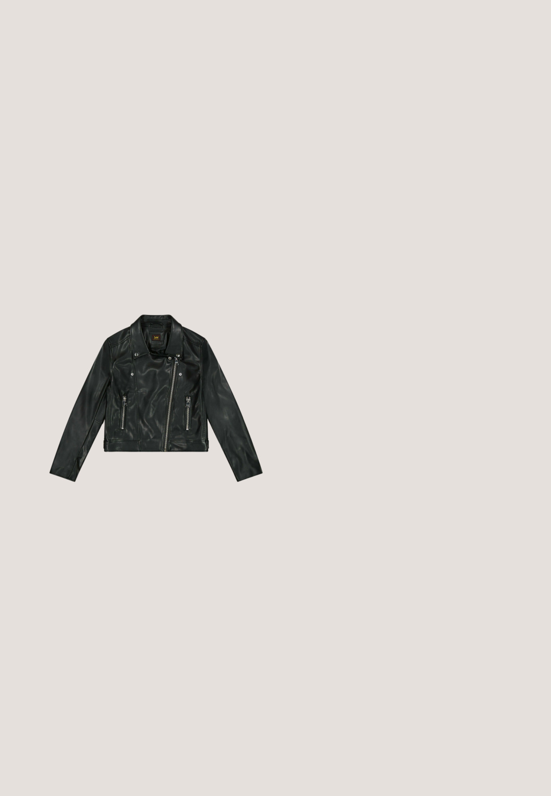 Lee Imiteret læderjakke - black; Langærmet top i lys beige med et gradient blå design. Glat tekstur med rund halsudskæring og lige kant.; Denim shorts i mørkeblå med lyseblå indvendig foring, med forlommer, to knapper og kontrastsyning på taljen.; Sort læderstøvle til knæet med tre justerbare sølvspænder og en lav blokhæl på hvid baggrund.; Sorte ovale solbriller med tynde arme og rødtonede linser, der ligger på en hvid overflade.; RE:DESIGNED MINEA - Håndtasker - black