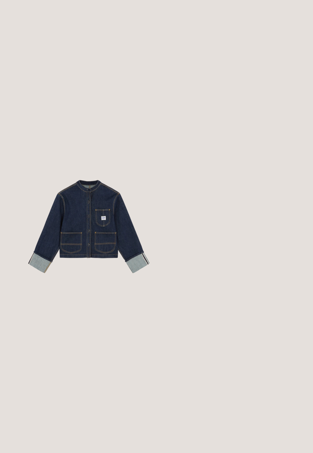 Veste en denim bleu foncé avec col rond, fermeture à boutons, trois poches devant et poignets retroussés dévoilant le détail du tissu intérieur.; Sweat-shirt gris clair à col rond, manches longues et petit logo rouge Levi's sur la poitrine gauche.; T-shirt à manches courtes rayé rouge et blanc avec col rond et petit logo rouge Levi's sur la poitrine. Tissu en coton, coupe décontractée.; Jeans en denim bleu à jambes larges avec une taille haute, présentant un design classique à cinq poches et une ceinture texturée.; Baskets en suede marron avec lacets blancs, accents crème et semelle en caoutchouc texturé. Dotées d'un talon rose et d'un détail logo doré sur le côté.; Sac bandoulière en denim bleu avec bandoulière unique en cuir marron réglable et petite pièce en cuir marron sur le devant.