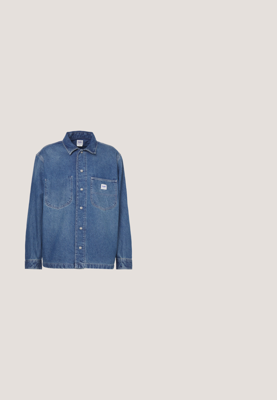 Jeanshemd in middelblauw met een knoopsluiting aan de voorkant, klassieke kraag, twee borstzakken en een labelpatch op de linker zak.; Bordeaux ritsjack met ribbelstructuur, twee voorzakken en een klein logo-embleem. Geknoopd ontwerp met een effen kleur en ritssluiting.; Wit katoenen T-shirt met een ronde hals, korte mouwen en een ontspannen pasvorm. Voorzien van een klein merklipje aan de linkeronderkant.; Donkerblauwe rechte spijkerbroek met gele stiksels, voorknop, ritssluiting en vijf pocket ontwerp.; Bruine leren enkellaars met veters, zwarte neuskap, ronde zool en merkdetail aan de zijkant tegen een effen achtergrond.; Bruine leren riem met een zilverkleurige rechthoekige metalen gesp en meerdere verstelgaatjes, los opgerold op een witte achtergrond.