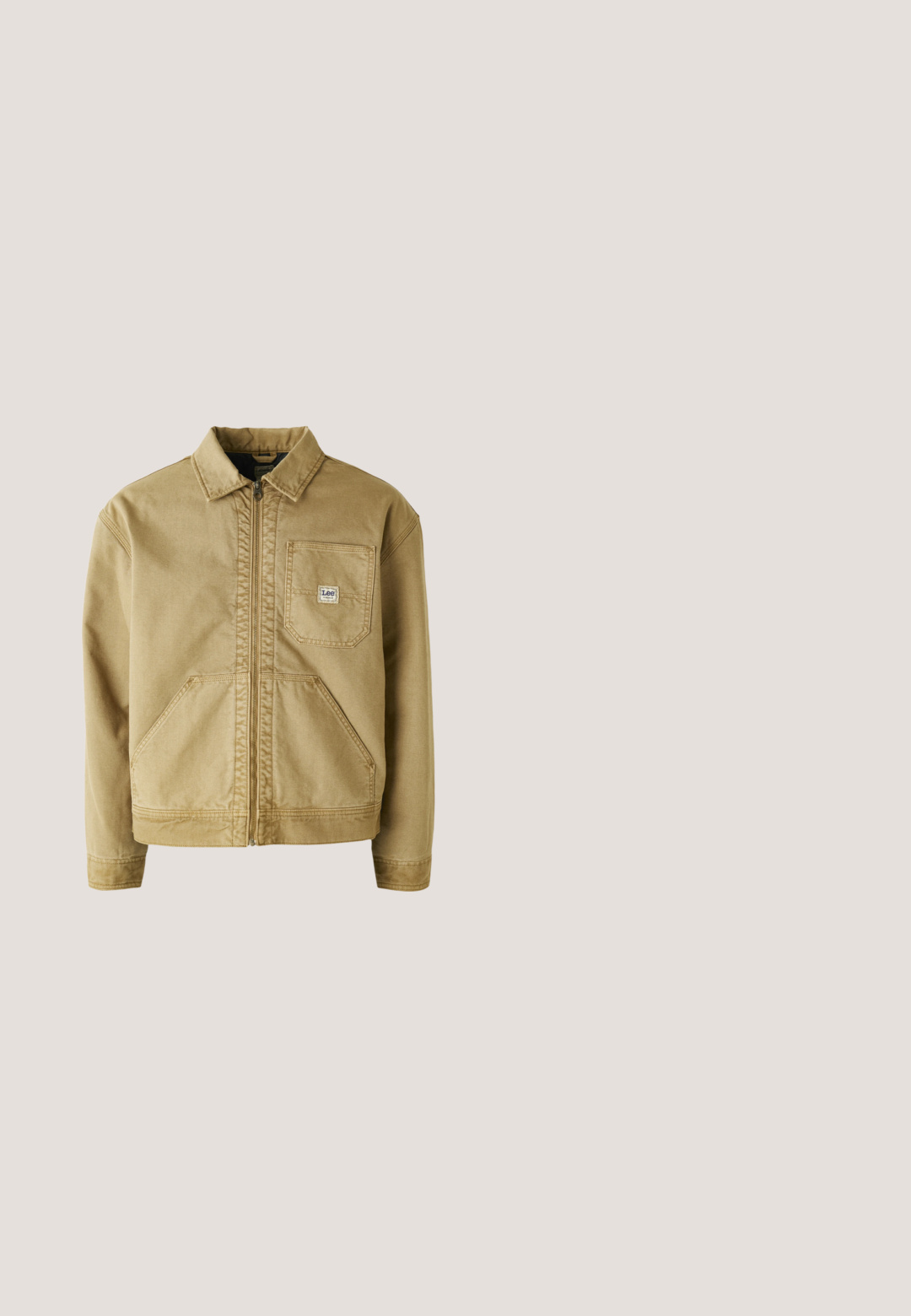 Chaqueta marrón con cierre de cremallera en el frente, cuello puntiagudo, bolsillo en el pecho y grandes bolsillos laterales. Hecha de tela resistente con detalles de costura visibles.; Polo beige hecho de algodón suave, con tapeta de tres botones y un pequeño logo bordado amarillo en el lado izquierdo del pecho. Mangas cortas.; Jeans de mezclilla azul oscuro con corte recto, un diseño clásico de cinco bolsillos y costuras en contraste naranja. Presenta un cierre de botón metálico.; Botín negro de cuero con cremallera, posicionado en un extremo de un banco de madera pulida al aire libre, con césped y piedras de fondo.; Gafas de sol carey en tonos negro y marrón con lentes verdes, de forma cuadrada y detalles de logotipo dorado en las patillas.; Bolsa GUESS negra texturizada con bolsillo frontal con cremallera, logotipo triangular plateado y correa lateral para la muñeca sobre un fondo liso.