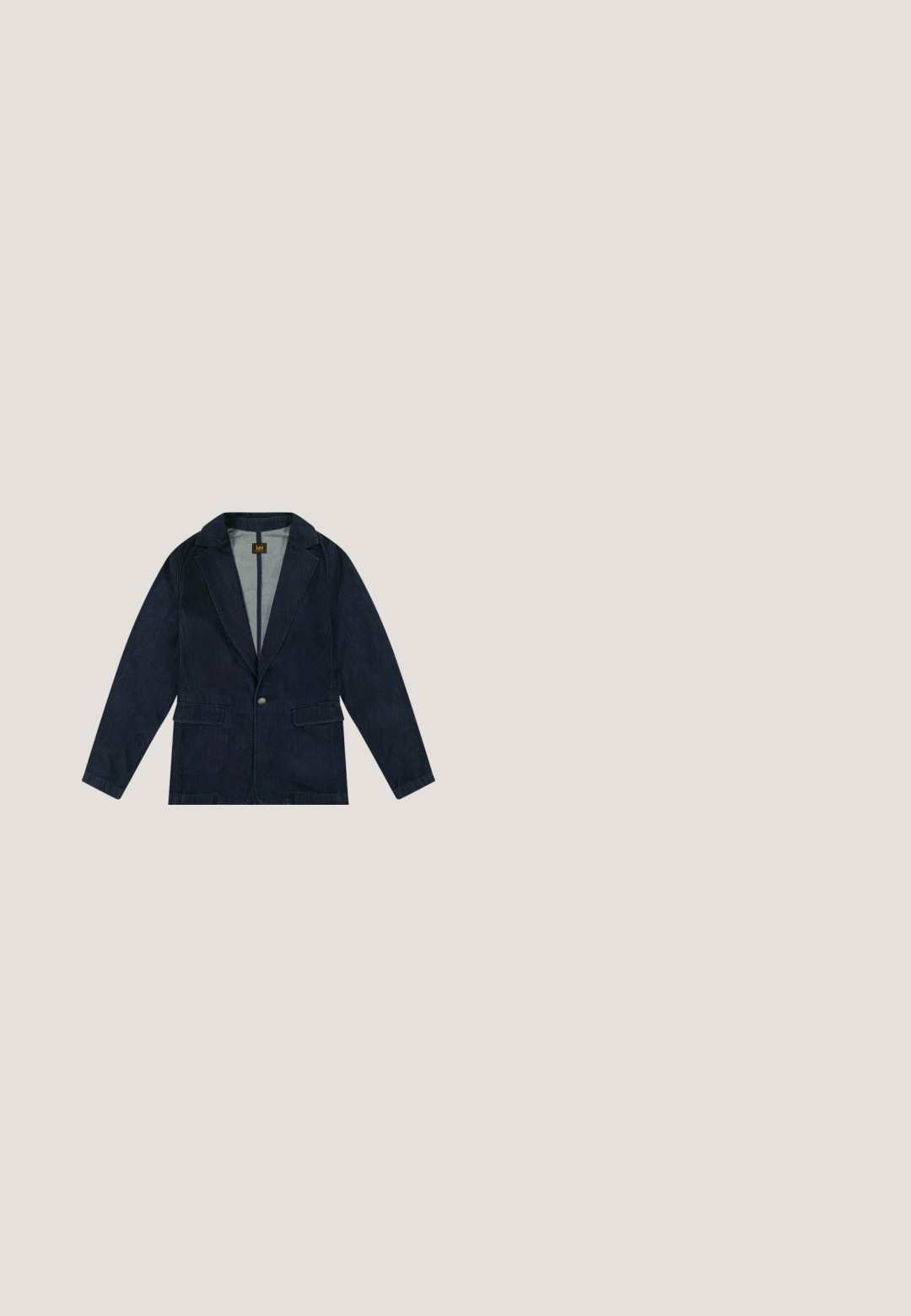 Lee STRUCTURED - RELAXED FIT - Blazer - regal blue; Dunkelblaues langärmliges Denimhemd mit spitzem Kragen, Druckknöpfen vorne, zwei getupften Brusttaschen mit Klappen und Western-Stil Passe.; Dunkelblauer Jeansstoff mit einer glatten Textur, der sichtbare diagonale Webmuster sowie subtile Farb- und Glanzvariationen aufweist.; Brauner Lederknöchel-Stiefel mit Blockabsatz, ausgestattet mit einem seitlichen Reißverschluss und glatter Textur. Abgerundete Zehenpartie und dezente Steppnähte.; Roter Seidenschal mit einem weißen Herzumriss, "Coach"-Schriftzug, einer Grafik eines geflügelten Pferdes und dem Text "Amerikas original Lederhaus."; Brauner Leder-Gürtel mit rechteckiger, goldfarbener Schnalle und mehreren Einstelllöchern vor weißem Hintergrund.