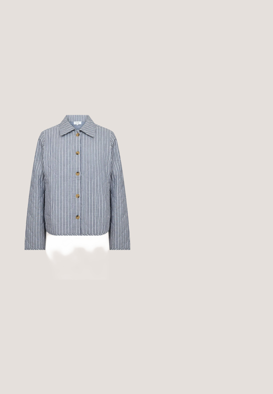 Blauw-wit verticaal gestreepte doorgestikte jas met lange mouwen, kraag en vijf houten knopen aan de voorkant.; Grijze cardigan met lange mouwen, ronde halslijn en knoopsluiting. Voorzien van geribde manchetten en zoom met zes bijpassende knopen. Zachte textuur.; Lichtblauw T-shirt met korte mouwen en ronde hals met een relaxte pasvorm, weergegeven op een witte achtergrond.; Grijze denim wijdvallende broek met een trekkoord in de taille, voorzien van vijf zakken en subtiele vervaging, ontworpen met een relaxte pasvorm en een gladde textuur.; Lichtblauwe en witte sneaker met een gestructureerd bovenwerk, suède accenten en een rubberen zool met een geribbeld patroon; vetersluiting.; Grijze zachte draagtas met twee korte handvatten, met een voorlogo-accent en een gladde, matte textuur. Gestructureerd ontwerp met een vlakke bodem.