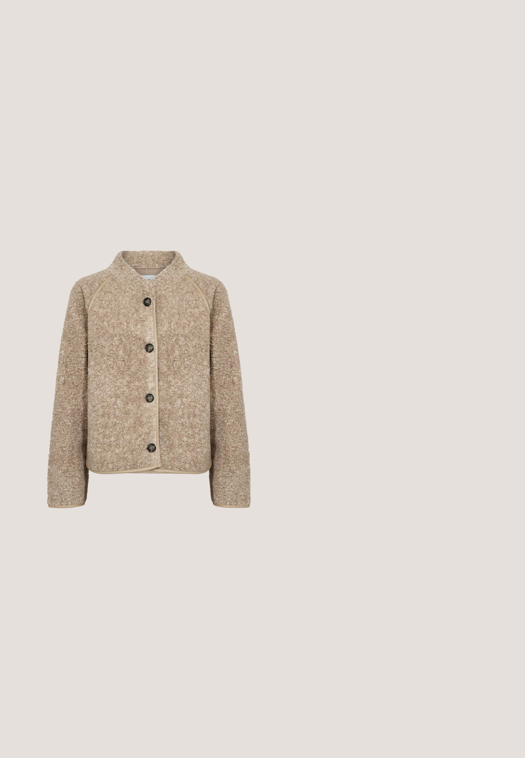 Beige sherpa fleece jas met lange mouwen, ronde hals en vier zwarte knopen aan de voorkant.; Crème-kleurige gebreide trui met een V-hals, lange mouwen en een geribde zoom. De stof heeft een textuurafwerking die de visuele aantrekkingskracht vergroot.; Beige nauwsluitend shirt met lange mouwen en een ronde hals, met een eenvoudig ontwerp en een stoffen label "Saint" aan de achterkant van de hals.; Beige corduroy broek met riemlussen, knoopsluiting aan de voorkant, ritssluiting en rechte pijpen.; Bruine suède instap schoen met een dikke, gestructureerde zool, die intrigerende gele en bruine borduursels langs de bovenrand vertoont.; Beige suède handtas met dubbele schouderbanden, afgeronde rechthoekige vorm en klein metalen Gino Rossi-logo gecentreerd aan de voorkant.