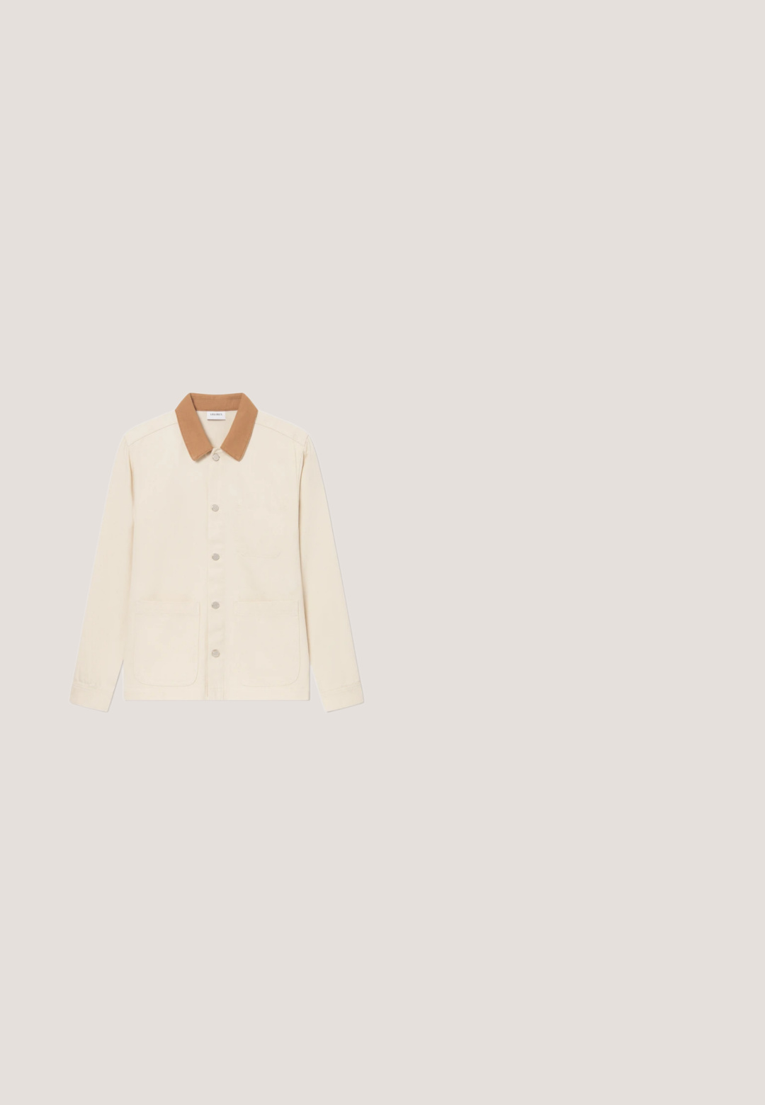 Beige Baumwolljacke mit einem braunen Cordkragen, Knopfverschluss vorne und zwei großen Vordertaschen. Lange Ärmel, lässiges Design.; Beige Rundhals-Pullover aus weichem Stoff. Verfügt über gerippte Bündchen und Saum sowie ein kleines schwarzes Logo-Emblem auf der Brust. Klassische Passform.; Kurzärmliges Polohemd mit V-Ausschnitt in Off-White aus strukturiertem Stoff. Verfügt über einen klassischen Kragen und einen lockeren Schnitt.; Weiße-beige Jeans aus Denim mit geradem Bein, fünf Taschen, einem Knopf- und Reißverschluss sowie dezenten Nähten.; Hellbrauner Chelsea-Stiefel aus Wildleder mit elastischen Seitenpaneelen, Zuglasche an der Ferse und Gummisohle.; Braune Leder-Kulturbeutel mit strukturierter Oberfläche, Reißverschluss und seitlichem Griff. Rechteckige Form, glatte Kanten, minimales Markenlogo.