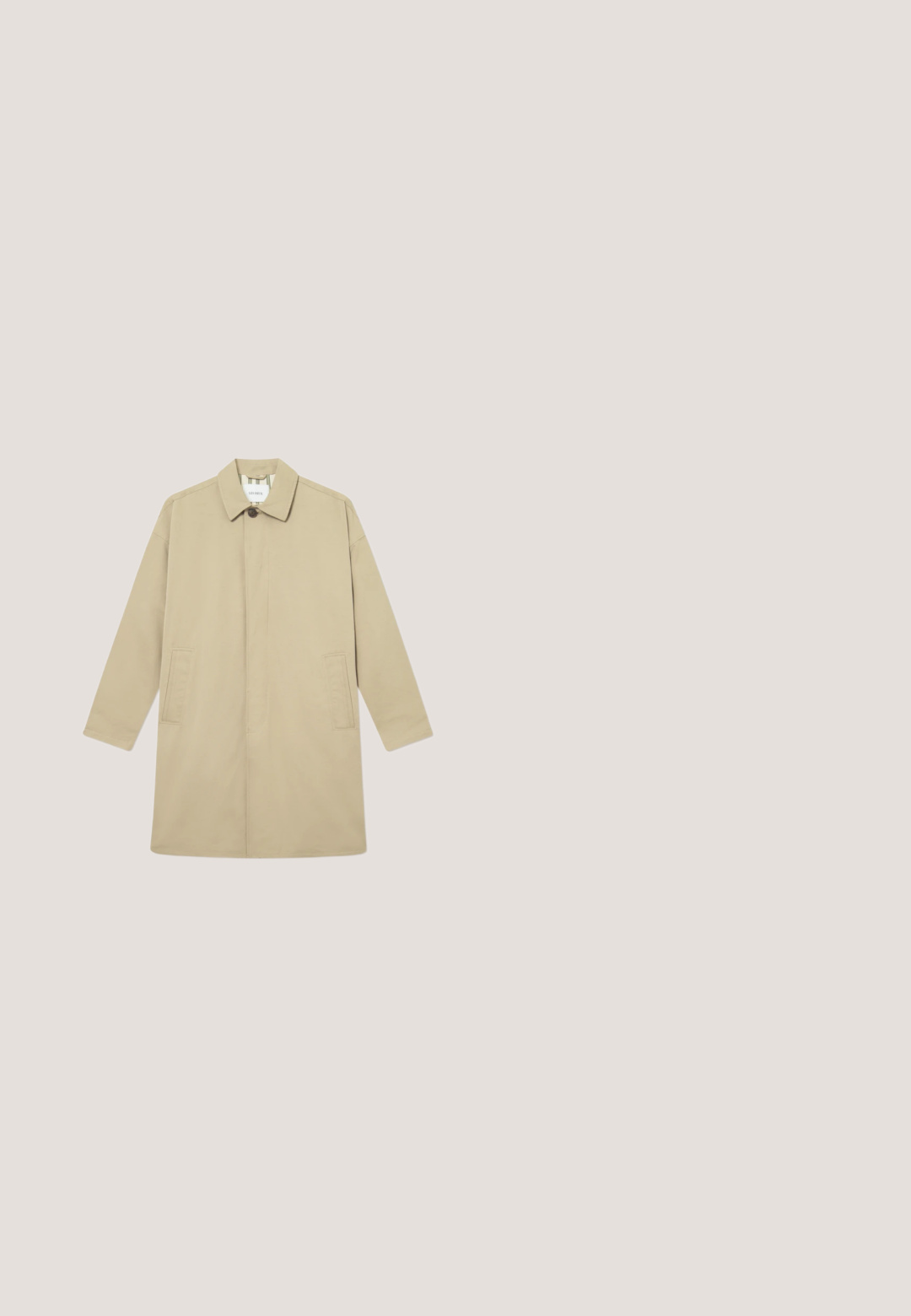 Beige puuvillane trench coat, sirge lõike, nööbikinnituse ja kahe ees oleva taskuga. Omab klassikalist kraed ja vabalt langevaid varukaid.; Beežist värvi kootud varrukateta kampsunisärk V-kaelusega ja soonikkoes äärega, tasapinnal valgel taustal.; Kreemikas lühikeste varrukatega sileda koega kardigan tekstuurse mustriga, soonikkoeline krae, nööbitav esiosa ning soonikkoelised servad ja varrukaotsad.; Beežid kitsad püksid vööaasadega, ees taskud, nööpidega kinnis ja varrukaääristega, asetatud valgele taustale.; Tumepruunad nahast loafer-tüüpi kingad beeži kummitaldaga ja libisemisvastase kujundusega, külgvaates valgel taustal.; Pruunist nahast tualett-kott, millel on tekstureeritud pind, lukuga sulgemine ja külghandle. Ristkülikukujuline kuju, siledad servad, minimaalne brändingudetail.
