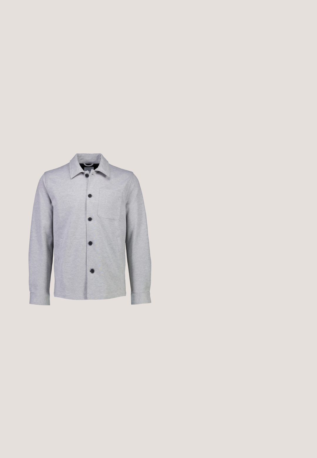 Grijze button-up jas gemaakt van zachte stof. Beschikt over een puntige kraag, lange mouwen, een voorkantzak en zwarte knopen.; Beige en wit horizontaal gestreepte trui met lange mouwen, ronde hals en geribde boorden en zoom.; Witte langekleurige shirt met een bandkraag, voorzien van een knoopsluiting aan de voorkant en knoopmanchetten. Gemaakt van een gladde, lichte stof.; Grijze patroonbroek met een tailormade ontwerp, uitgerust met een rechte voorkant, riemlussen en zijzakken. Soepele textuur met een formele afwerking.; Lichtbruine suède loafer met witte rubberen zool, instapmodel, met stikdetails langs de bovenzijde, weergegeven tegen een witte achtergrond.; Gebreide riem in crème met een bruin leren accent; voorzien van een zilverkleurige metalen gesp en een logopatch op de leren rand.