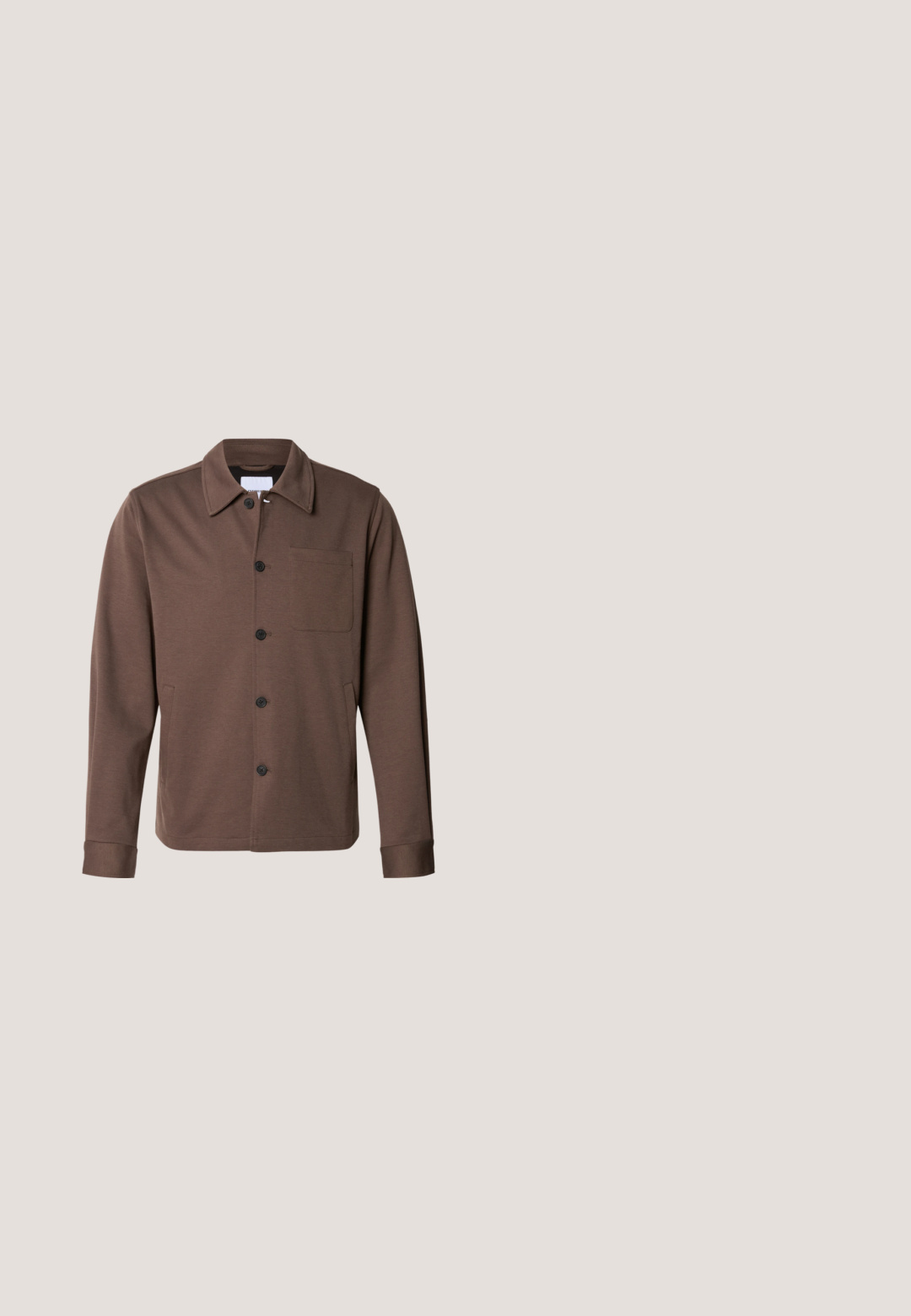 Lindbergh SUPERFLEX OVERSHIRT - Let jakke / Sommerjakker - khaki; Brun langærmet skjorte med knapper og krave, med en glat tekstur og jævnt fordelte knapper foran.; Mørkeburgunder bukser med slim fit, der har knaplukning, bæltestropper og frontfolder. Glat stof med et glat design.; Brun læder ankelstøvle med spids tå, elastiske sidepaneler, tekstureret detaljer på fronten og en lav stablet hæl.; Stribet slips i nuancer af brun, beige og marineblå. Fremstillet af glat stof med spidst afslutning og tydeligt horisontalt mønster.; Mørkebrun læderbælte med sølvfarvet rektangulær spænde, pænt snoet på en ensfarvet hvid baggrund.