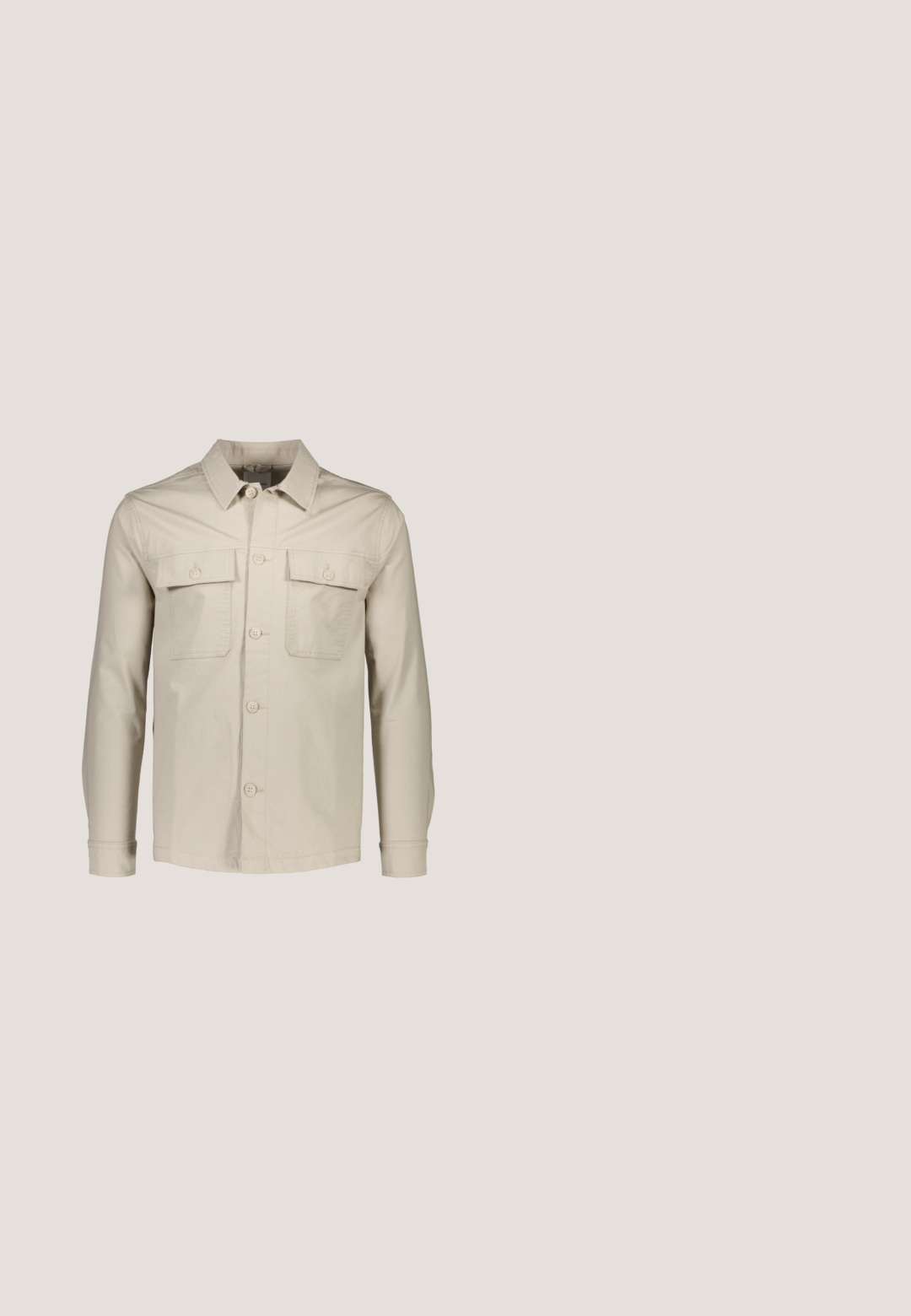 Beige knap-jakke lavet af letvægtsstof. Har to brystlommer, en spids krave og lange ærmer med knapmanchetter.; Lysebrun crewneck sweatshirt med lange raglanærmer, ribstrikkede manchetter og kant, vist mod en hvid baggrund.; Ensfarvet lysegrå T-shirt med korte ærmer og rund hals, størrelse medium, fladt lagt ud på hvid baggrund.; Beige bomulds chinos med lige ben design, der har to forlommer og en klassisk knaplukning. Glat tekstur, minimale detaljer.; Hvide kanvas sneakers med gummisål, snørebåndsdesign og et lille logo mærke på siden. Tekstureret hvid overdel og brun ydersål.; Canvas tote bag i off-white, med korte håndtag og teksten "LES DEUX" trykt i fede sorte bogstaver. Holdbart, simpelt design.