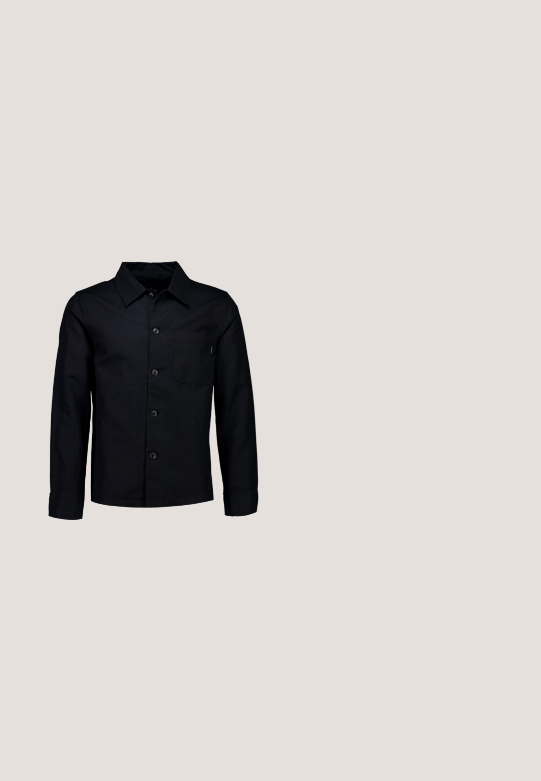 Camisa negra de manga larga hecha de algodón, con cierre de botones en el frente, cuello y un bolsillo en el pecho. Textura lisa y uniforme.; Polo negro hecho de tela suave, con una tapeta de tres botones, acentos de cuello y mangas a rayas blancas, mangas cortas y un dobladillo recto.; Pantalones cortos negros hasta la rodilla con trabillas para cinturón, cierre con botón y cordón ajustable en la cintura.; Bota de cuero negra hasta el tobillo con punta redonda, collar texturizado, cordones planos, suela de goma y detalle de etiqueta naranja. Acentos cosidos a lo largo del borde.; Gafas de sol con montura negra y lentes de forma cuadrada redondeada con un degradado púrpura, descansando sobre una superficie blanca.; MISAKO BRUNO - Portafolios - black