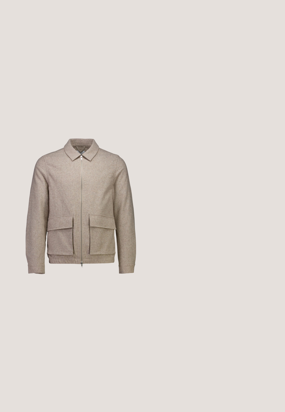 Lyse beige lynlåsjakke med lange ærmer, en krave og to frontlommer med klap, vist på en ensfarvet hvid baggrund.; Mænds ensfarvet brun crew neck langærmet sweater med ribstrikkede manchetter og kant på en hvid baggrund.; Beige langærmet skjorte med knapper, spids krave og ensartet, glat tekstur.; Brune bomuldsbukser med slim fit, der har et brunt læderbælte og diskrete syninger. Glat tekstur og skræddersyet form.; Jack & Jones JFWFENCHURCH CHELSEA BOOT - Støvletter - cognac; Brun crossbody taske med justerbar mørkebrun stofrem og læderdetaljer, med lynlås og ALDO-logo foran.