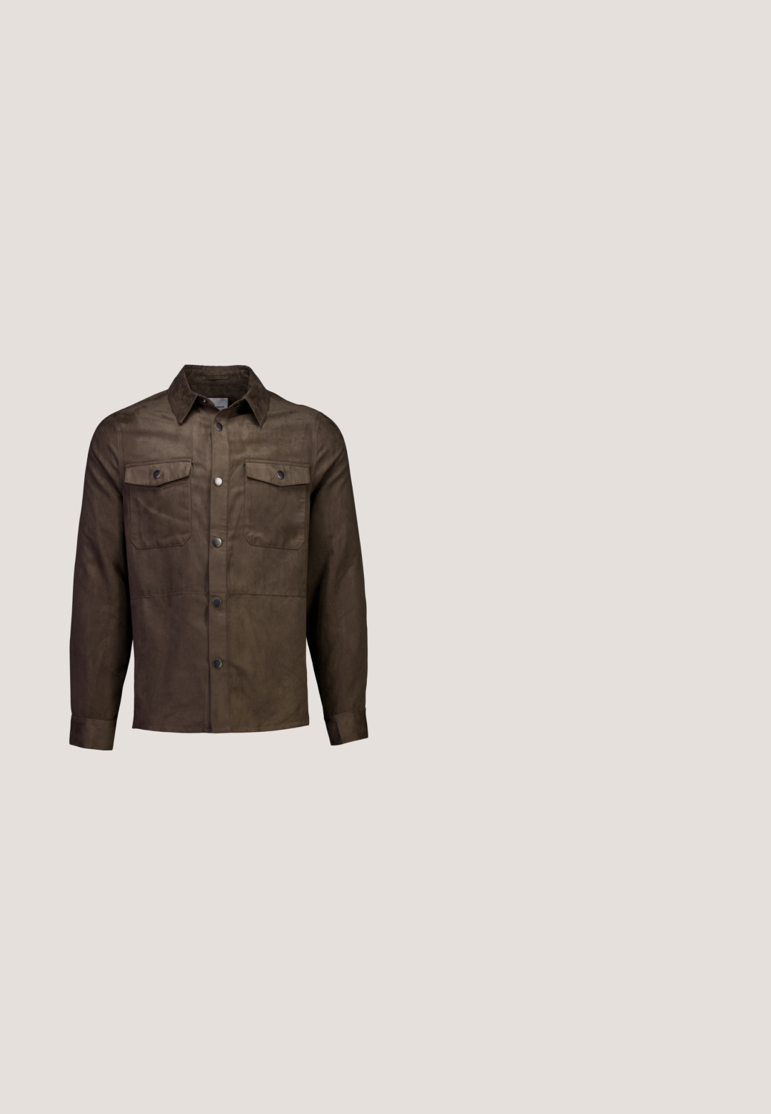 Chaqueta camisa marrón de manga larga con cierre de botones y dos bolsillos en el pecho con botones, mostrada sobre fondo blanco.; Camisa de manga corta, con cuello, en lino gris oscuro, que presenta un bolsillo en el pecho y cierre de botones al frente. Textura suave, corte relajado.; Next SIGNATURE - REGULAR FIT - Pantalones - neutral; Bota desértica marrón de ante hasta el tobillo con dos ojales y suela de crepé sobre fondo liso gris claro.; Gafas de sol con marco de metal dorado y lentes marrones degradados, forma hexagonal y puntas de acetato marrón en las patillas. Almohadillas para la nariz transparentes para mayor comodidad.; Cinturón tejido marrón con hebilla rectangular plateada, acentos de cuero y un acabado texturizado, diseñado para un ajuste regulable y durabilidad.