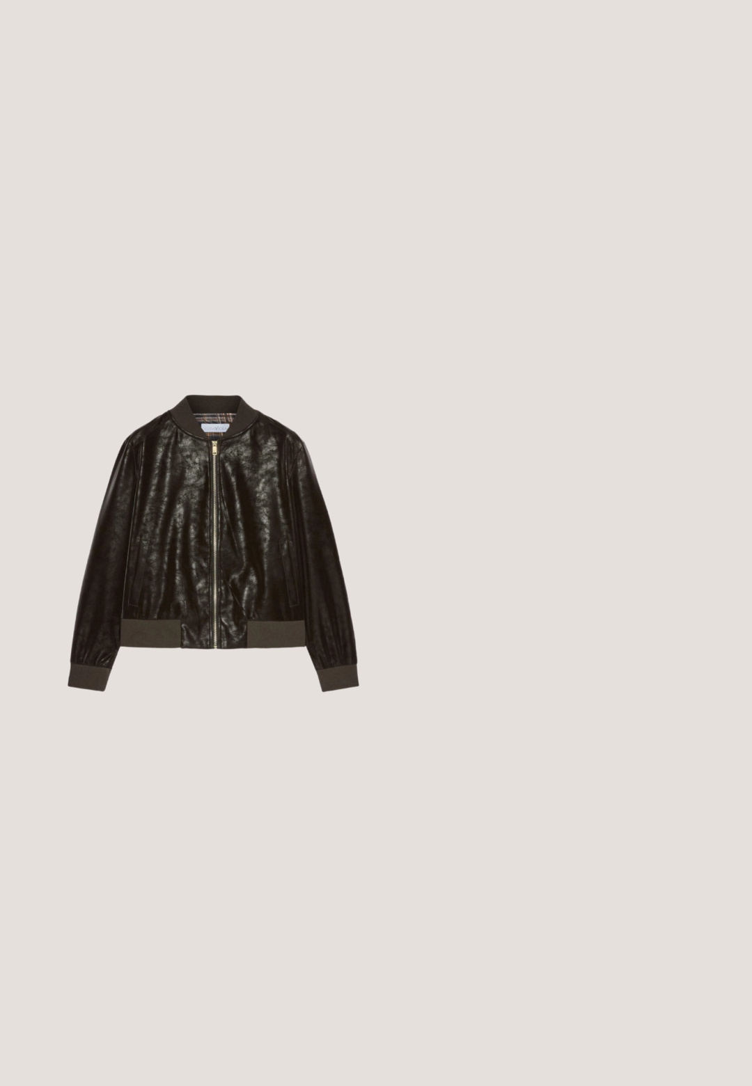 Cazadora bomber de cuero negro con cremallera frontal, cuello, puños y bajo acanalados, y dos bolsillos laterales, mostrada sobre un fondo blanco.; Top de encaje marrón oscuro de manga corta con estampado floral y cuello redondo, mostrado plano sobre un fondo blanco.; Pantalones cortos de denim negro con cierre de botones en la parte delantera, trabillas para cinturón, dos bolsillos delanteros y un pequeño bolsillo para monedas, mostrados planos sobre un fondo blanco.; Botas de cowboy de cuero negro con un acabado metálico, punta afilada y tacón de altura media. Presentan una correa lateral con una hebilla decorativa dorada.; Bolso de mano de cuero marrón oscuro con flecos y pequeñas tachuelas metálicas, con asa superior y correa ajustable para el hombro.; Collar de cuentas con cuentas de color marrón oscuro acentuadas con piedras semipreciosas de colores en rosa, verde, amarillo y lavanda. Cierre de tono dorado.