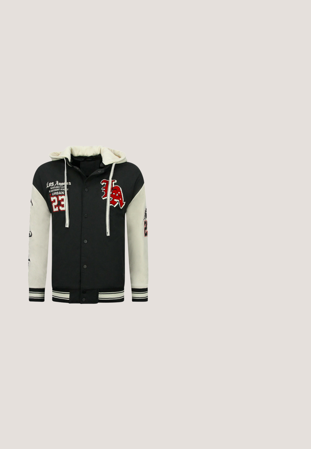 Zwart-witte varsityjas met capuchon, drukknoopsluiting aan de voorkant, "LA"- en "23"-strijkapplicaties, en tekst "Los Angeles Urban" op de borst en mouwen.; Zwarte hoodie met ritssluiting met een groot, zilverkleurig geschreven "Ed Hardy" logo. Twee voorzakken, verstelbare koordjes aan de capuchon. Zachte stoftextuur.; Zwarte korte mouwen jersey met knoopsluiting, "ZOOYORK" in dikke witte letters gedrukt, met contrasterende witte strepen op de mouwen.; Zwarte katoenen shorts met een elastische tailleband, trekkoord, witte schrifttekst en een rode vlamgrafiek met het nummer 99.; Zwarte hoge sneaker met rode accenten, voorzien van een gestructureerde leren bovenkant, een gewatteerde kraag, een verstelbare band en een witte rubberen zool.; Zwarte toilettas van getextureerd leer met geperst logo patroon, ritssluiting, zijhandvatten en een metalen "GUESS" label aan de voorkant.