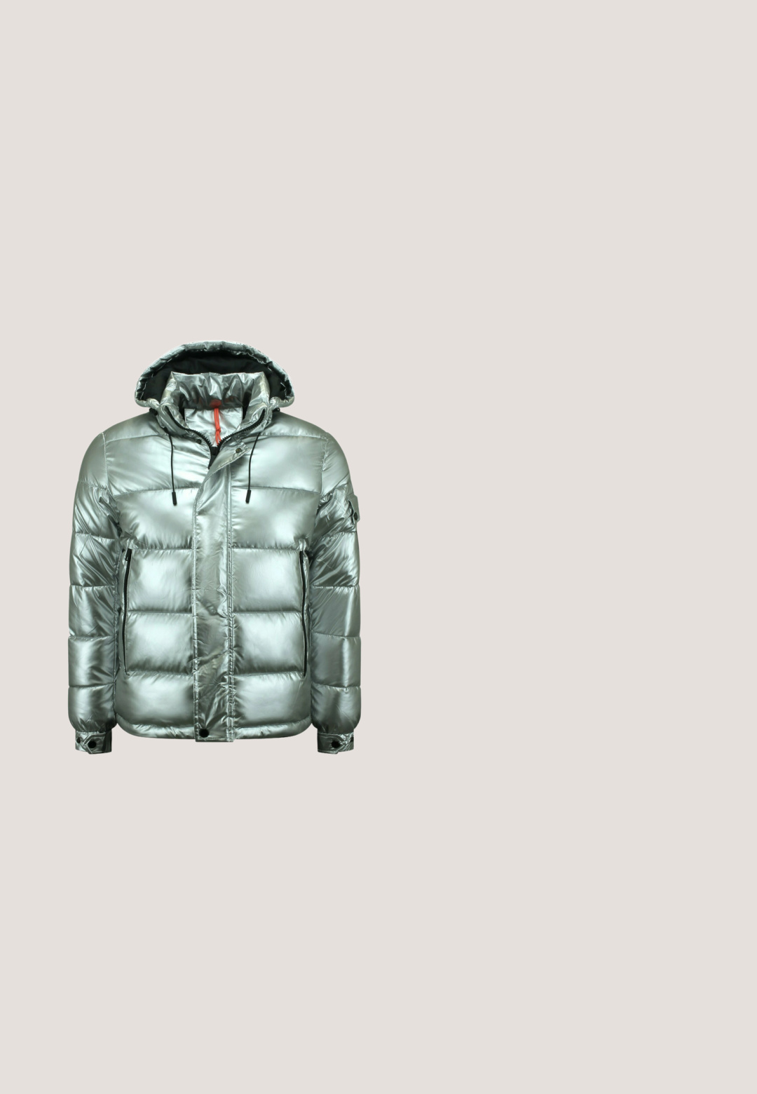 Zilveren pufferjack met een glanzende, doorgestikte afwerking. Voorzien van een afneembare capuchon, ritssluiting aan de voorkant en twee zijzakken met rits.; Zwart cropped t-shirt van katoen met een ronde halslijn, voorzien van een blauw-wit "GmbH" logo omringd door kleine sterren, bedrukt op de voorkant.; Zwarte spijkerbroek met flare en een glanzende zilveren afwerking, uitgerust met vier zakken en zichtbare naden. De textuur toont een geborsteld, metallic effect.; Zwarte platformlaars met zilveren studs, kettingdetails en een witte schedeldecoratie op het voorpaneel.; Arnette CATFISH - Zonnebril - metallic silver; DARKAI PRONG PAVÉ UNISEX - Ketting - white