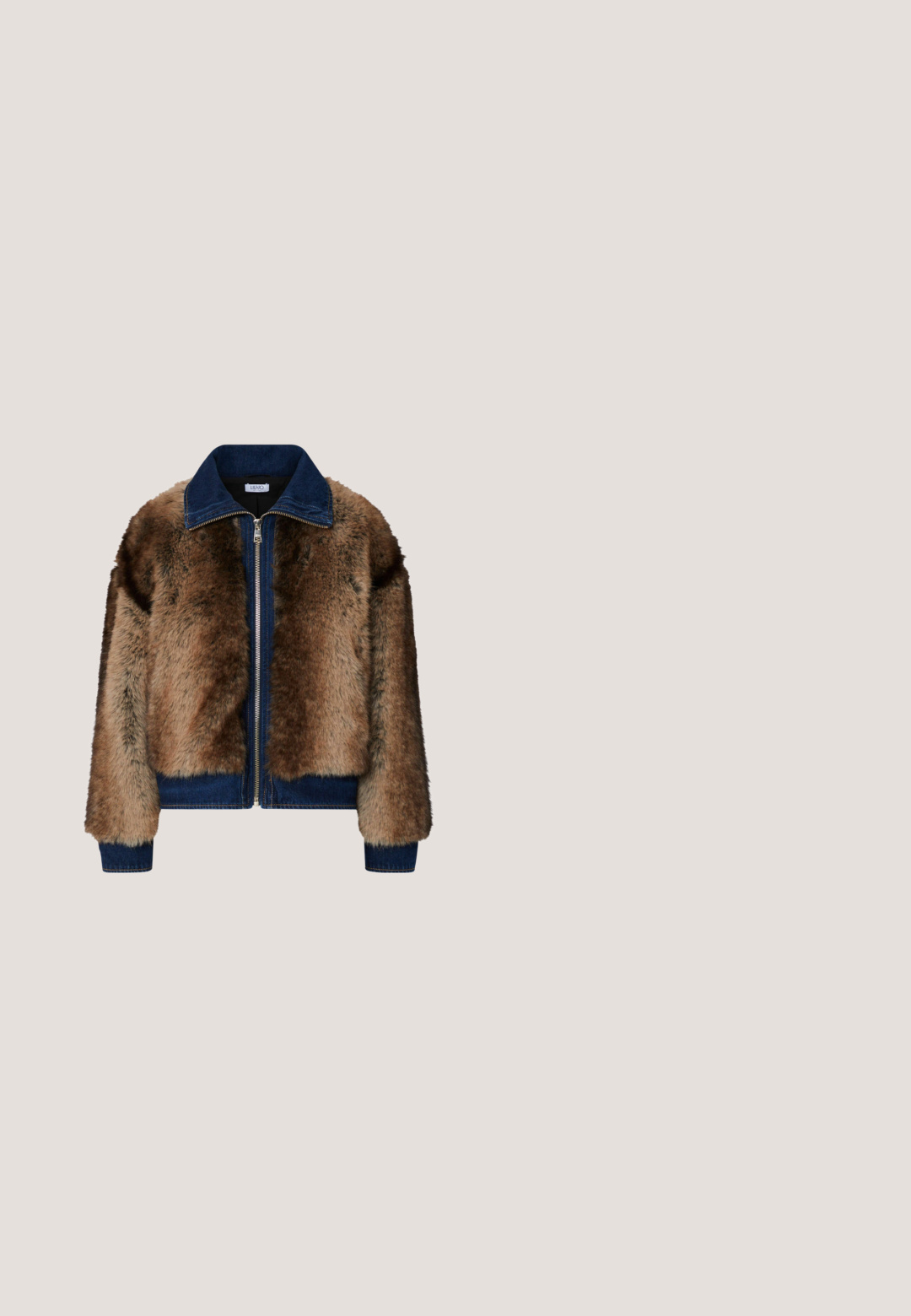 Chaqueta de piel sintética marrón con cuello, puños y dobladillo de denim azul oscuro, con cierre delantero de cremallera plateada.; Vestido maxi de estampado de leopardo con capas en volantes, hecho de una tela translúcida, con cuello halter y bordes con volantes. Los tonos tierra dominan el diseño.; Zapato de tacón alto dorado con purpurina, de punta afilada y corte redondeado. Presenta una textura suave y elegante y un tacón de aguja para un estilo elevado.; Gafas de sol de carey con lentes oscuros, forma cuadrada, acentos en tono dorado y tres detalles decorativos geométricos en las varillas.; Pequeño bolso clutch metálico dorado con cierre plateado y cadena en un fondo claro y liso.; Pendientes colgantes en tono dorado con gemas rectangulares transparentes y parte superior adornada con pequeños cristales redondos.