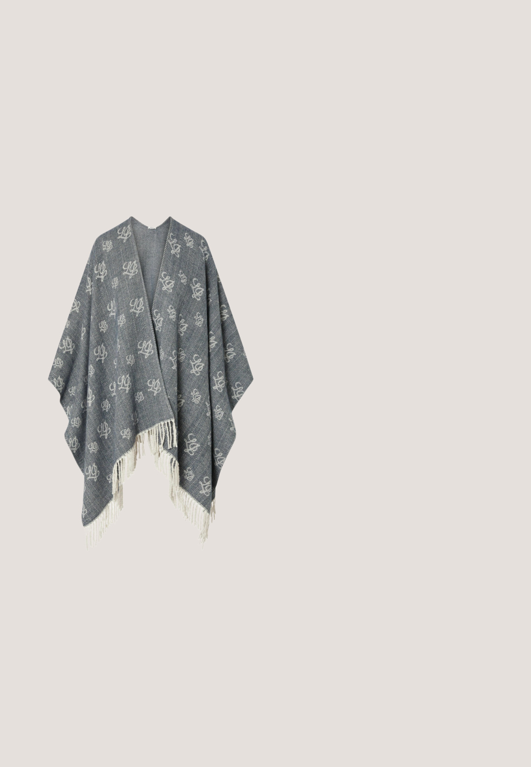 Châle tissé gris avec motifs floraux blancs et bords frangés blancs, présenté à plat avec un devant ouvert.; Robe longue plissée métallique argentée avec manches longues, col profond en V, taille cintrée et fermoir décoratif doré à la taille.; Une paire de bottes gris en daim hautes jusqu'au genou avec des pointes aiguës, de petits talons kitten et des fermetures éclair latérales visibles, posées sur une surface neutre.; Lunettes de soleil en plastique transparent avec des verres gris foncé, de forme œil de chat, et des accents en métal doré sur les branches.; Sac à main gris réfléchissant avec une surface texturée et des embellissements éparpillés. Présente une bandoulière en chaîne argentée et un fermoir à rabat.; Bracelet en argent poli avec des cristaux transparents en forme de cœur et de poire alternés, équipé d'un fermoir et d'une chaîne d'extension pour un ajustement réglable.