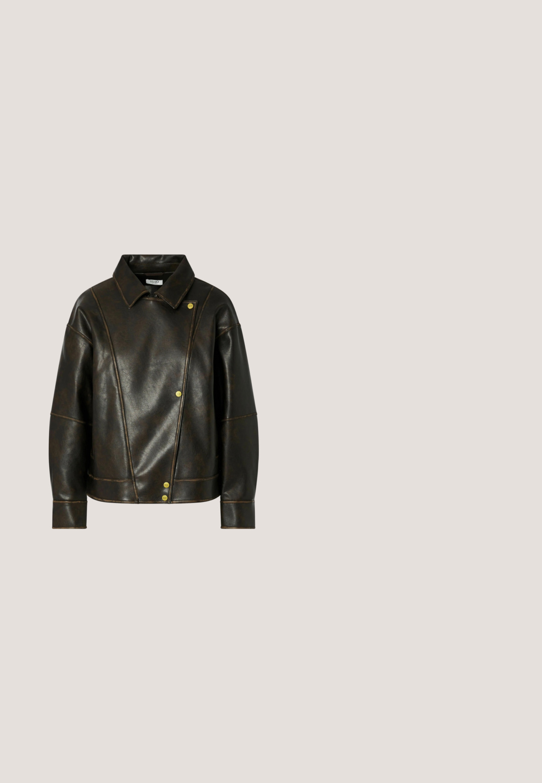 Veste en cuir synthétique marron foncé avec large col, devant asymétrique et trois boutons-pression dorés visibles sur le côté droit.; Top manches courtes imprimé léopard noir et gris avec un large décolleté bateau et un léger effet froncé en bas.; Jean à jambes larges avec motif zèbre noir et blanc, équipé de poches avant, passants pour ceinture et une fermeture à bouton.; Bottes noires montantes en cuir avec une semelle épaisse, dotées de plusieurs sangles horizontales et d'une fermeture éclair sur le côté.; Sac à main en cuir noir avec deux anses, deux poches zippées inclinées avec des pompons, et des anneaux et clous en métal doré.; Bracelet chaîne en or avec maillons allongés et fermoir à bascule, orné d'un pendentif cœur poli.