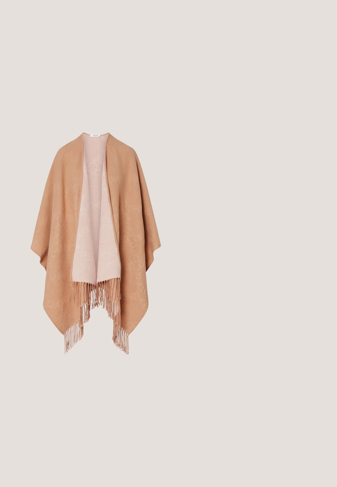 Chal reversible en camel y rosa claro con bordes con flecos y un sutil patrón en relieve, apertura frontal y diseño drapeado.; Vestido sin mangas con un cuello alto. Tela beige clara en la parte superior, con textura brillante. El dobladillo inferior tiene un fleco esponjoso de color crema.; Zapatos de tacón alto de charol beige con punta afilada y tacón cónico, que presentan un acabado suave y brillante, así como una silueta elegante.; Gafas de sol de tonos marrones con un marco transparente beige, forma ovalada, adornos decorativos en las patillas y textura suave.; Pequeño bolso de mano de cuero amarillo pálido con frente fruncido, herrajes dorados y correa de hombro ajustable sobre fondo blanco.; Pendientes colgantes de mariposa dorada con cristales transparentes y cuentas de perla blanca dispuestas a lo largo de una cadena delicada.