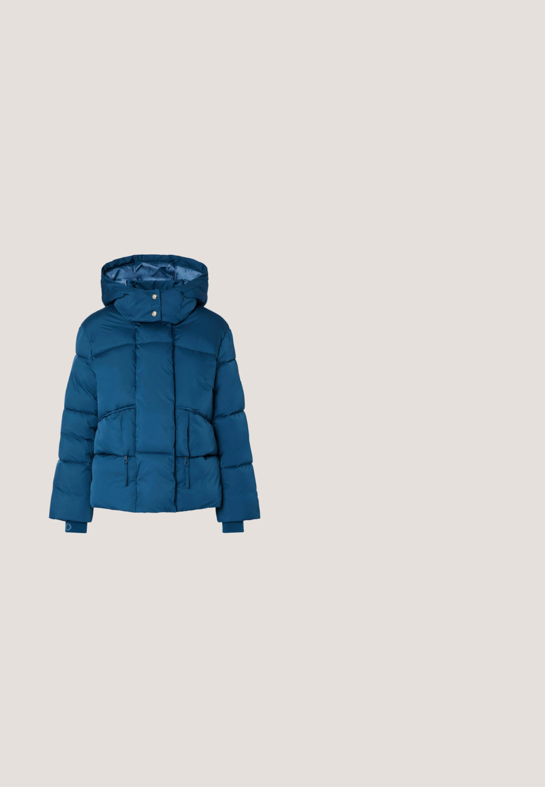 Chaqueta de invierno azul acolchada con cremallera frontal, dos bolsillos con cremallera, cuello alto, capucha y botones de presión en el cuello.; Suéter de cuello alto acanalado en azul royal, hecho de una tela texturizada, con mangas largas y un cuello doblado, que presenta un diseño ajustado.; Pantalones acampanados en un vibrante tejido azul con un sutil patrón floral. Textura suave con aberturas laterales en el dobladillo para un detalle adicional.; Botín de charol azul marino con cremallera lateral, suela negra gruesa y acabado texturizado. Cuenta con un talón reforzado y costuras decorativas.; Bolso de mano de piel azul con superficie texturizada, cadena dorada y cierre de cremallera. Forma rectangular elegante con un diseño minimalista.; Anillo de esmalte azul con un diseño liso y redondeado. Presenta un símbolo astrológico de Escorpio en oro y un pequeño acento de diamante.