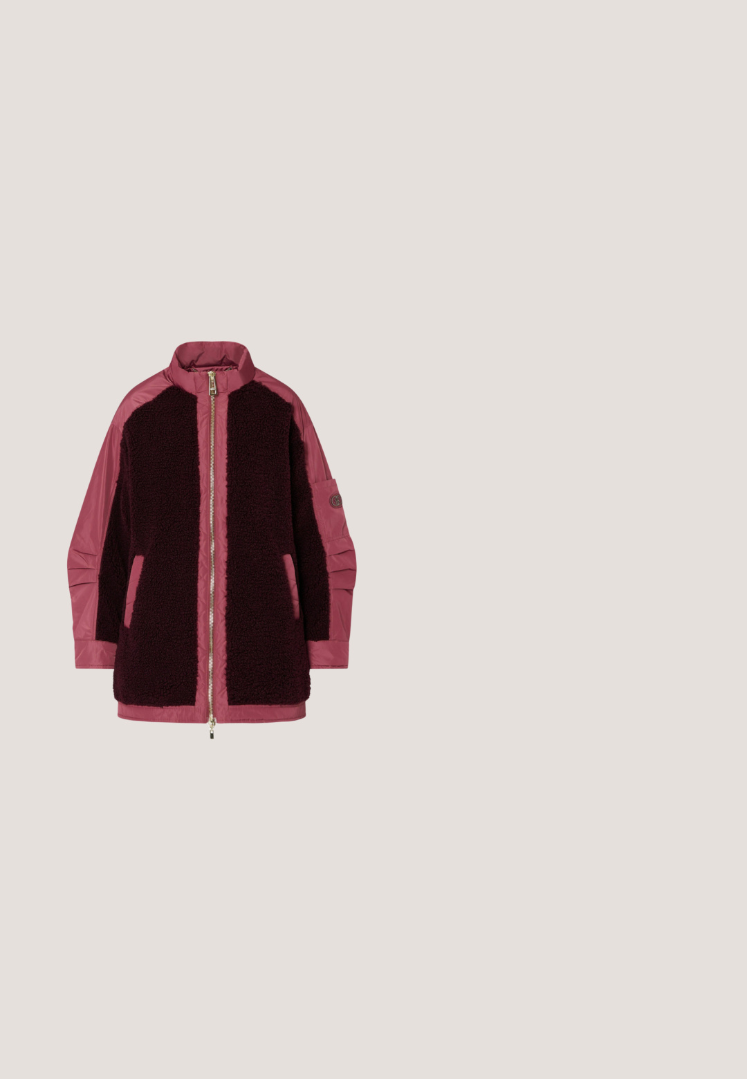 Jas met lange mouwen en een rits aan de voorkant, bordeauxrode nylonmouwen en een donker bordeauxrood textuur fleece voorpaneel en zakken.; Bordeaux sweatshirt gemaakt van zachte stof, met een geribbelde ronde hals, afgezakte schouders en subtiele 'pegador' borduursel aan de voorkant.; Zwart T-shirt met korte mouwen en lichtroze bies aan de kraag en mouwranden, weergegeven op een witte achtergrond.; Bordeaux sweats met een elastische tailleband, zijzakken en taps toelopende benen. Opvallend logo in het roze gedrukt aan de linkerkant.; Een paar lage sneakers met zwarte, witte en grijze gestructureerde panelen, bordeaux veters en bordeaux accenten op hiel en tong op een witte achtergrond.; Donkerpaarse doorgestikte handtas met twee handgrepen, rechthoekige zilveren logoplaat en oranje ritsuittreksels aan elke kant.