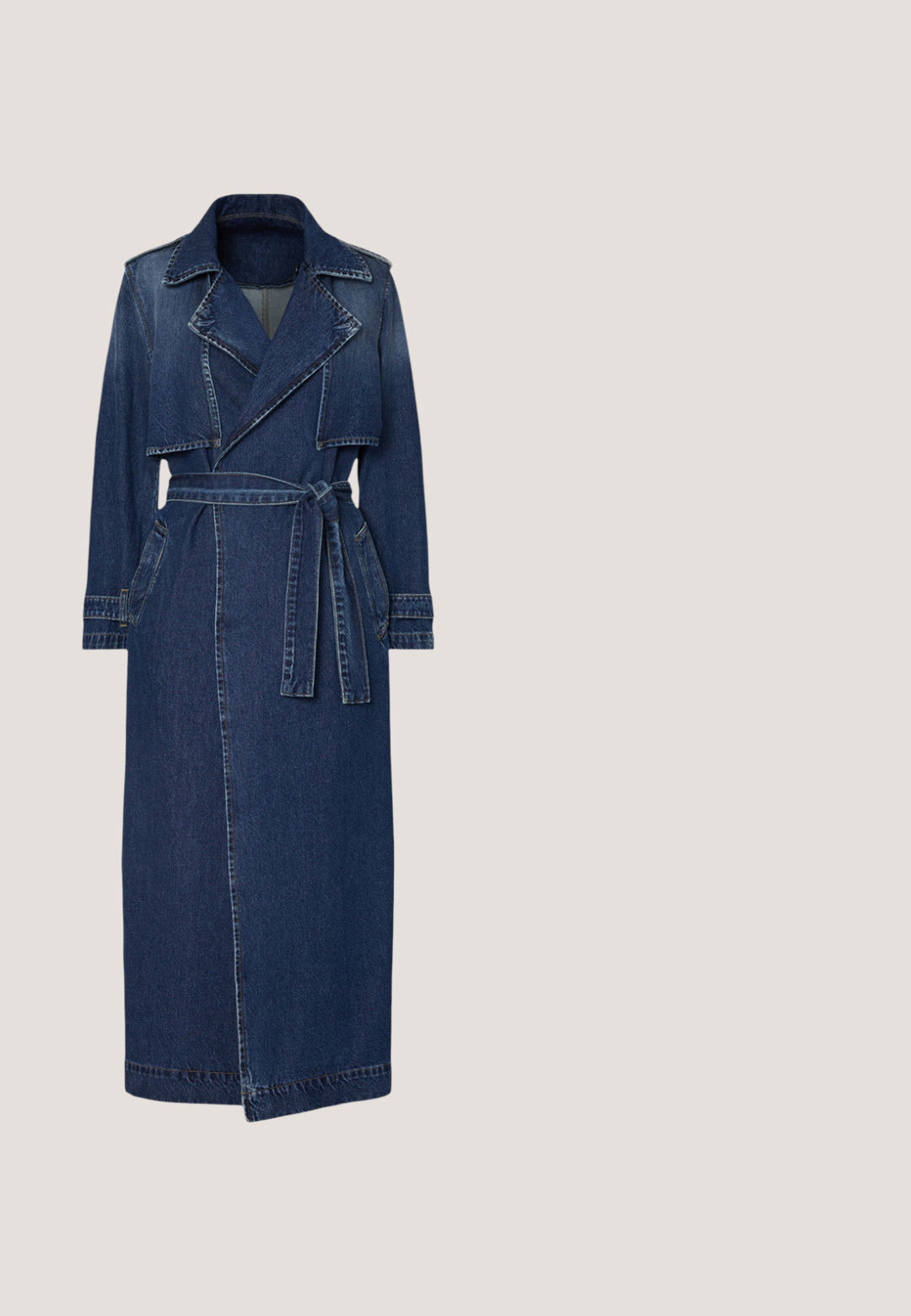 Donkerblauwe lange denim trenchcoat met brede revers, ceintuur in de taille, lange mouwen en voorzakken.; Denim jumpsuit met lange, luchtige mouwen, een ronde kraag, een taille die is aangesnoerd en meerdere cargozakken. Blauwe denim met zichtbare stikdetails.; Transparante jelly sandalen met een golfvormig ontwerp, voorzien van een tussenstuk en een gegroefd zoolpatroon. Kleuren zijn onder andere lichtgroen en transparante tinten.; Grote blauw getinte zonnebril met een dik hoekig montuur en een aaneengesloten enkele lens die beide ogen bedekt.; Denim handtas met quiltpatroon, blauwe kleur, korte gevlochten handgreep en zilveren kettingschouderband met metalen merklettering detail.; Een paar gedraaide zilveren metalen ringoorbellen met een postbevestiging, weergegeven op een witte achtergrond.