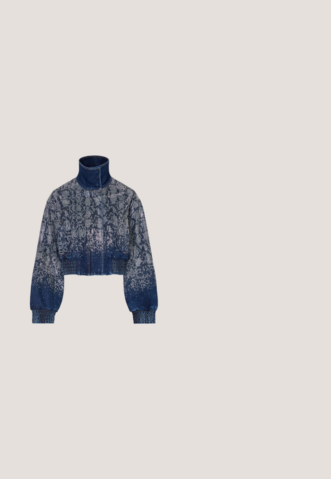 Denimjas met hoge kraag, elastische manchetten en tailleband, met een donkerblauw-wit slangenprintpatroon dat naar beneden vervaagt.; Marineblauwe mouwloze crop top met een wit gedeeltelijk "Bench" logo gedrukt op de bovenste voorkant en een ronde halslijn.; Marineblauwe satijnen rok met een elastische tailleband, geraffineerde plooien en een licht uitlopende snit. Zachte textuur met een gladde glans.; Casual lage sneaker van blauwe denim en zwart textiel met zwarte veters en decoratieve witte stiksels op de hiel en zijkanten.; Donkerblauwe denim schoudertas met bloemapplicaties, zijritszakken, centrale gespsluiting en korte handgreep.; Zilveren choker ketting met een glad, gebogen ontwerp. Bevat een kettingverlengstuk voor instelbare lengte. Gepolijste afwerkingen.