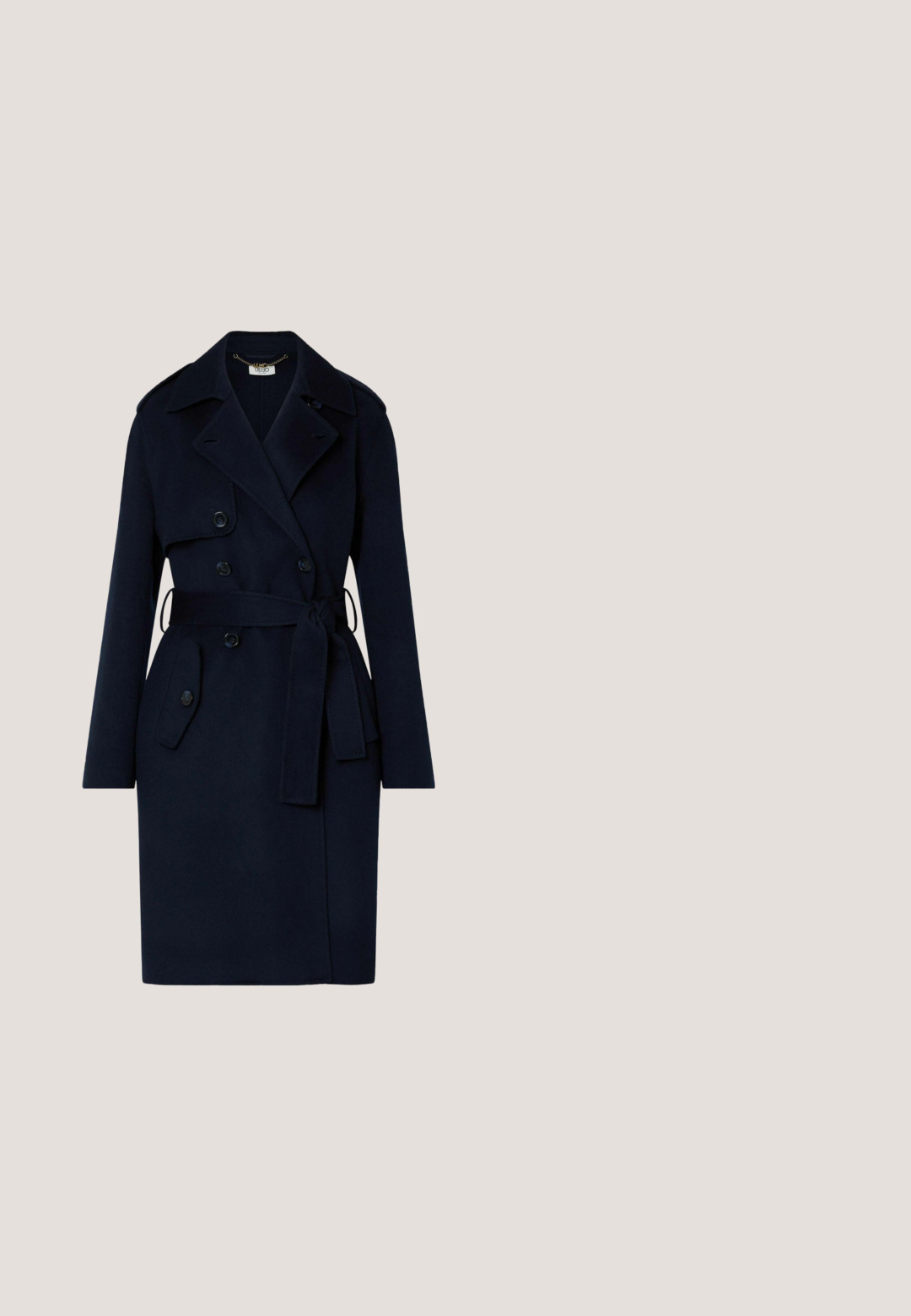 Trench-coat bleu marine foncé à double boutonnage avec larges revers, taille ceinturée, épaulettes boutonnées et poches à rabat.; Robe en tricot côtelé bleu marine avec des manches longues, un col rond et des finitions blanches. Dotée d'une ceinture nouée à la taille et d'une fente sur le côté pour le détail.; Botte en cuir noire mi-mollet avec bout pointu, talon bloc, sangle décorative autour de la cheville et petit logo en métal près du bord supérieur.; Lunettes de soleil à monture carrée noire avec verres dégradés foncés et branches fines, posées sur une surface blanche.; Sac à main rectangulaire bleu marine avec garniture blanche et longues anses blanches, ferrures dorées et logo embossé à l'avant.; Paire de petites boucles d'oreilles clous en forme de cœur de couleur or avec un détail en ligne verticale et un texte gravé de chaque côté.